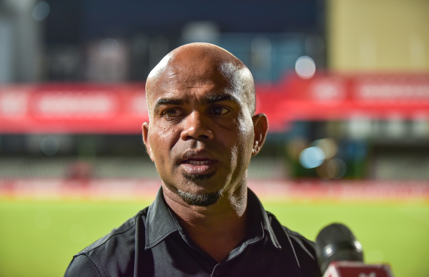 ގަލޮޅު ދަނޑު، މާލެ (ޑިސެމްބަރު 9) - ޕްރެޒިޑެންޓްސް ކަޕުގެ ސެމީ ފައިނަލުގައި ނިއު ރޭޑިއަންޓާއި ޓީސީ ސްޕޯޓްސް ކްލަބް ކުޅުނު މެޗަށް ފަހު ޓީސީގެ ކޯޗު މުހައްމަދު ނިޒާމް ނޫސްވެރިންނާ ވާހަކަދައްކަނީ: ޕެނަލްޓީ ޖަހައިގެން 5-3 އިން މި މެޗު ކާމިޔާބުކޮށް ފައިނަލުން ޖާގަ ހޯދީ ނިއު. --ފޮޓޯ: ހުސެއިން ވަހީދު/ މިހާރު