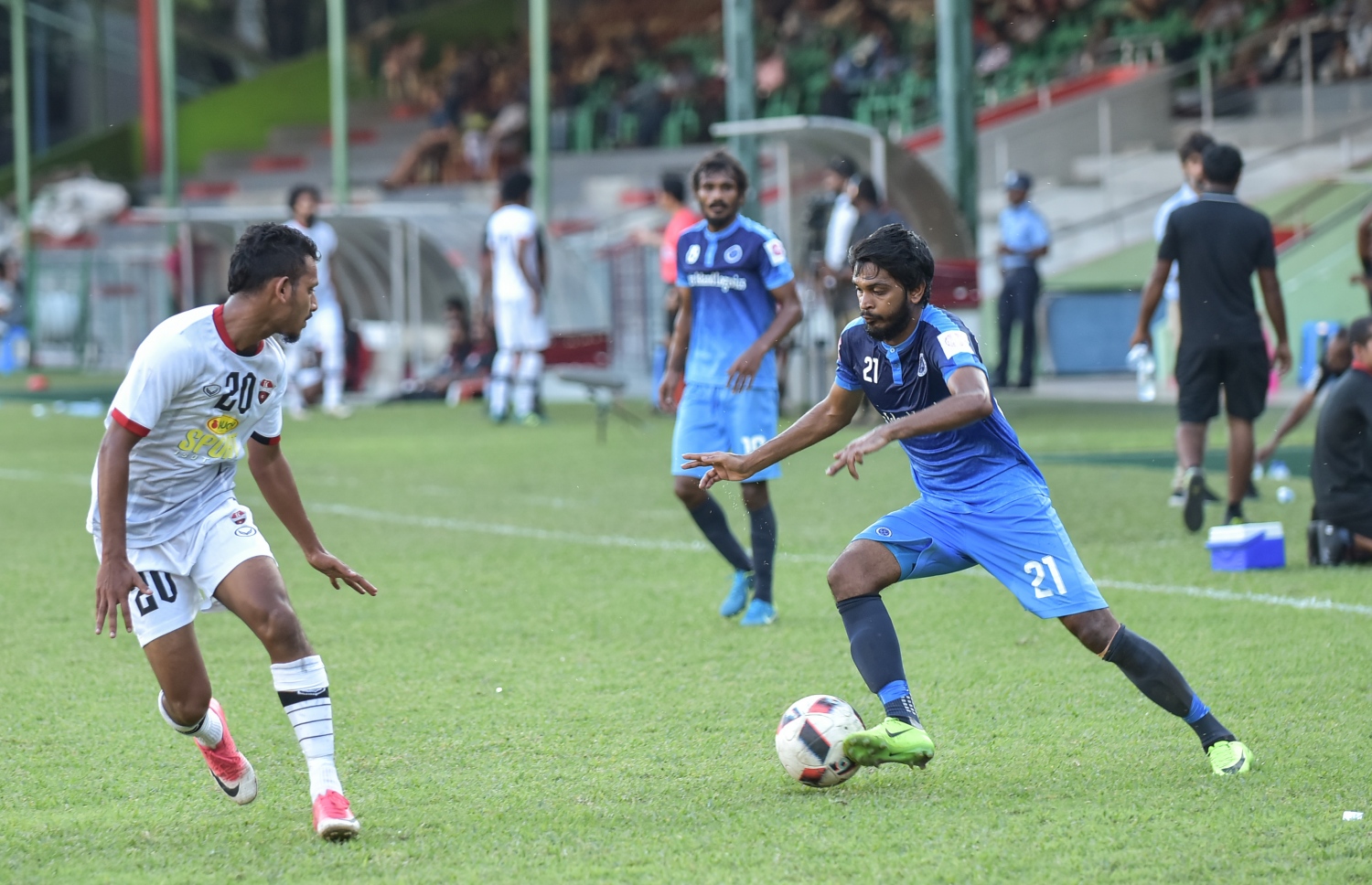 ގަލޮޅު ދަނޑު، މާލެ (ޑިސެމްބަރު 9) - ޕްރެޒިޑެންޓްސް ކަޕުގެ ސެމީ ފައިނަލުގައި ނިއު ރޭޑިއަންޓާއި ޓީސީ ސްޕޯޓްސް ކްލަބް ކުޅުނު މެޗުގައި ނިއުގެ ހަސަން އަދުހަމް (ސަޑޭ) ބޯޅަ ހިފައިގެން ދުވާއިރު ޓީސީގެ މުހައްމަދު މާޒިން (ވ) ސަމާލުވެގެން: ޕެނަލްޓީ ޖަހައިގެން 5-3 އިން މި މެޗު ކާމިޔާބުކޮށް ފައިނަލުން ޖާގަ ހޯދީ ނިއު. --ފޮޓޯ: ހުސެއިން ވަހީދު/ މިހާރު