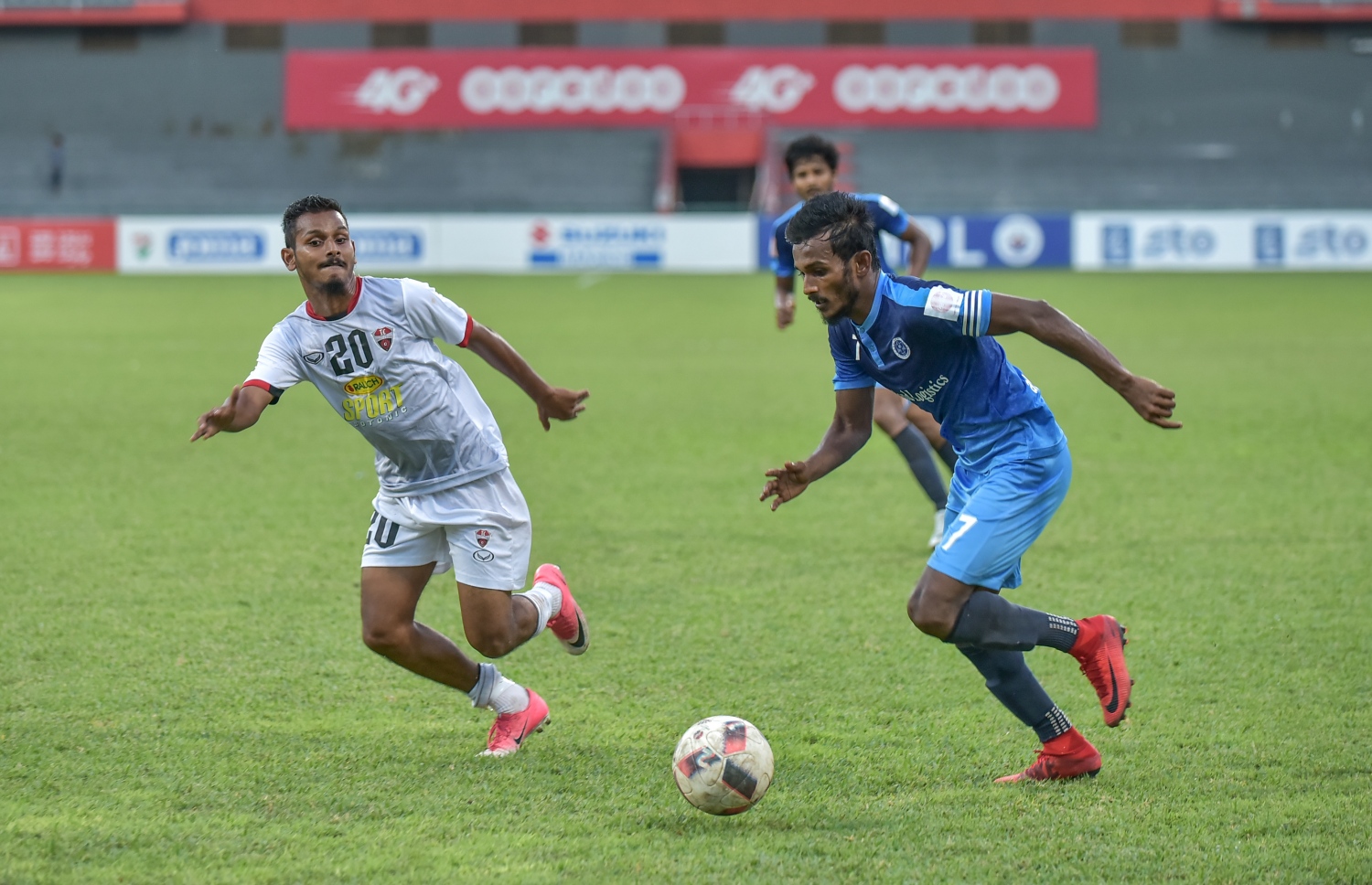 ގަލޮޅު ދަނޑު، މާލެ (ޑިސެމްބަރު 9) - ޕްރެޒިޑެންޓްސް ކަޕުގެ ސެމީ ފައިނަލުގައި ނިއު ރޭޑިއަންޓާއި ޓީސީ ސްޕޯޓްސް ކްލަބް ކުޅުނު މެޗުގައި ނިއުގެ އަލީ ފާސިރު (ސެންޓޭ) އަތުން ބޯޅަ ހޯދަން ޓީސީގެ މުހައްމަދު މާޒިން (ވ) މަސައްކަތްކުރަނީ: ޕެނަލްޓީ ޖަހައިގެން 5-3 އިން މި މެޗު ކާމިޔާބުކޮށް ފައިނަލުން ޖާގަ ހޯދީ ނިއު. --ފޮޓޯ: ހުސެއިން ވަހީދު/ މިހާރު