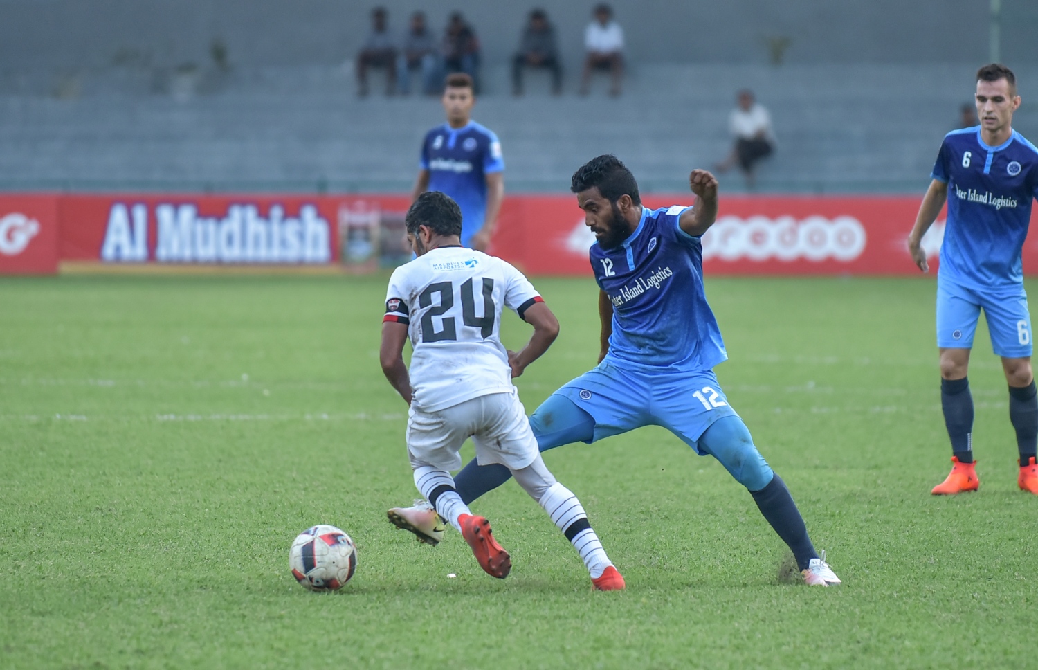 ގަލޮޅު ދަނޑު، މާލެ (ޑިސެމްބަރު 9) - ޕްރެޒިޑެންޓްސް ކަޕުގެ ސެމީ ފައިނަލުގައި ނިއު ރޭޑިއަންޓާއި ޓީސީ ސްޕޯޓްސް ކްލަބް ކުޅުނު މެޗުގައި ނިއުގެ އަލީ އަޝްފާގް (ދަގަނޑޭ) އަތުން ބޯޅަ ހޯދަން ޓީސީގެ އަހުމަދު ރިލްވާން (ވ) މަސައްކަތްކުރަނީ: ޕެނަލްޓީ ޖަހައިގެން 5-3 އިން މި މެޗު ކާމިޔާބުކޮށް ފައިނަލުން ޖާގަ ހޯދީ ނިއު. --ފޮޓޯ: ހުސެއިން ވަހީދު/ މިހާރު