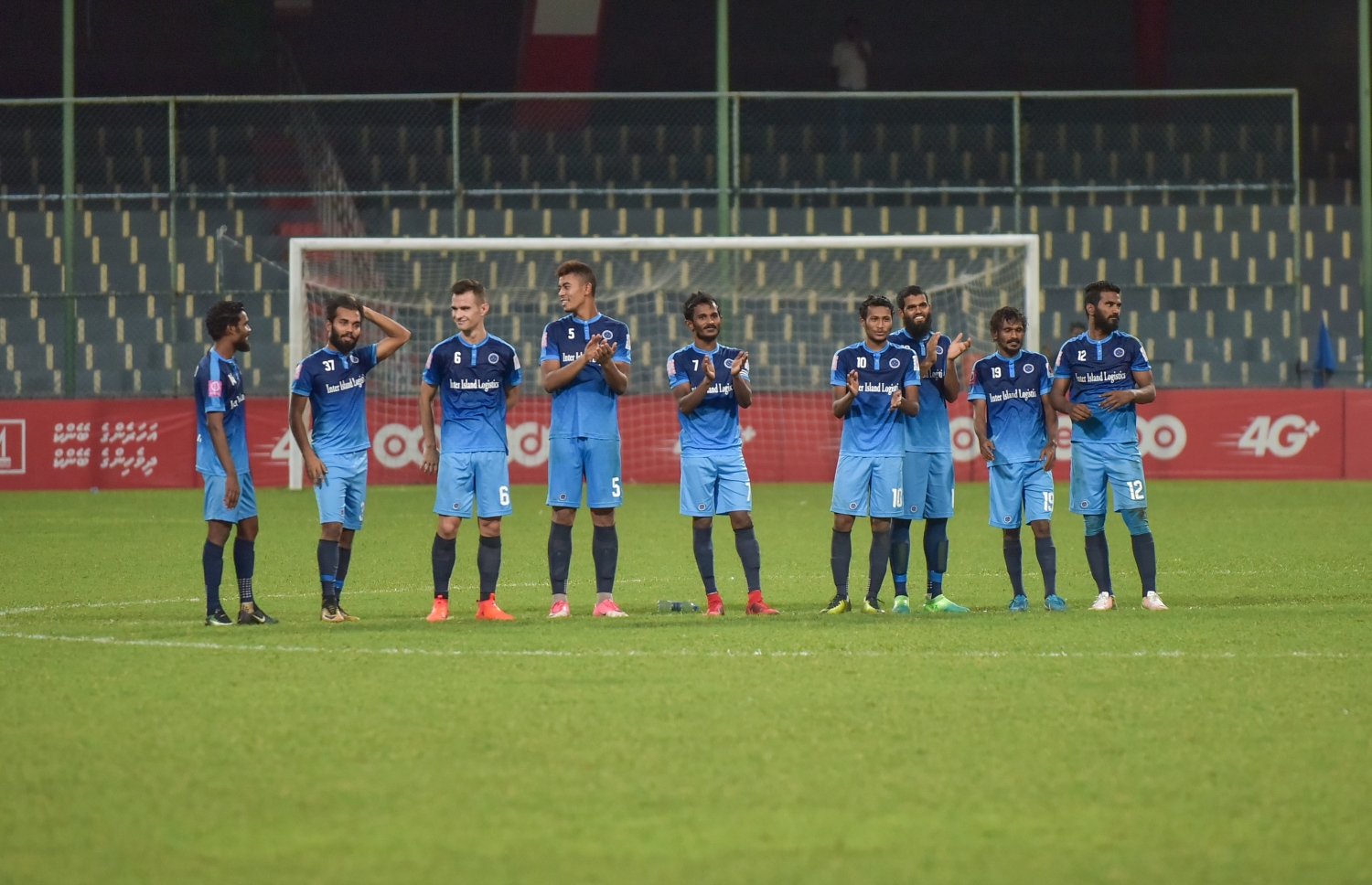 ގަލޮޅު ދަނޑު، މާލެ (ޑިސެމްބަރު 9) - ޕްރެޒިޑެންޓްސް ކަޕުގެ ސެމީ ފައިނަލުގައި ނިއު ރޭޑިއަންޓާއި ޓީސީ ސްޕޯޓްސް ކްލަބް ކުޅުނު މެޗުގެ ޕެނަލްޓީ ޝޫޓްއައުޓުގައި ނިއުގެ ކުޅުންތެރިން މަޑުކޮށްލައިގެން: ޕެނަލްޓީ ޖަހައިގެން 5-3 އިން މި މެޗު ކާމިޔާބުކޮށް ފައިނަލުން ޖާގަ ހޯދީ ނިއު. --ފޮޓޯ: ހުސެއިން ވަހީދު/ މިހާރު