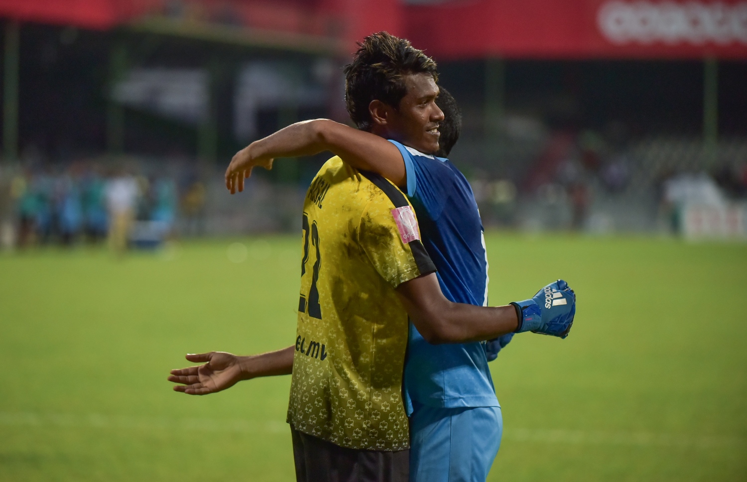 ގަލޮޅު ދަނޑު، މާލެ (ޑިސެމްބަރު 9) - ޕްރެޒިޑެންޓްސް ކަޕުގެ ސެމީ ފައިނަލުގައި ނިއު ރޭޑިއަންޓާއި ޓީސީ ސްޕޯޓްސް ކްލަބް ކުޅުނު މެޗަށް ފަހު ނިއުގެ ގޯލްކީޕަރު މުހައްމަދު ފައިސަލް (ވ) އާއި ކެޕްޓަން އަލީ ފާސިރު (ސެންޓޭ) އުފާފާޅުކުރަނީ: ޕެނަލްޓީ ޖަހައިގެން 5-3 އިން މި މެޗު ކާމިޔާބުކޮށް ފައިނަލުން ޖާގަ ހޯދީ ނިއު. --ފޮޓޯ: ހުސެއިން ވަހީދު/ މިހާރު