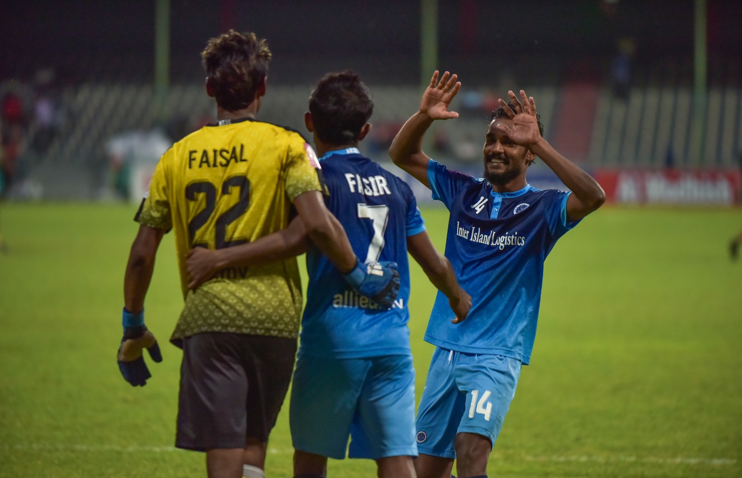 ގަލޮޅު ދަނޑު، މާލެ (ޑިސެމްބަރު 9) - ޕްރެޒިޑެންޓްސް ކަޕުގެ ސެމީ ފައިނަލުގައި ނިއު ރޭޑިއަންޓާއި ޓީސީ ސްޕޯޓްސް ކްލަބް ކުޅުނު މެޗަށް ފަހު ނިއުގެ ކުޅުންތެރިން އުފާފާޅުކުރަނީ: ޕެނަލްޓީ ޖަހައިގެން 5-3 އިން މި މެޗު ކާމިޔާބުކޮށް ފައިނަލުން ޖާގަ ހޯދީ ނިއު. --ފޮޓޯ: ހުސެއިން ވަހީދު/ މިހާރު