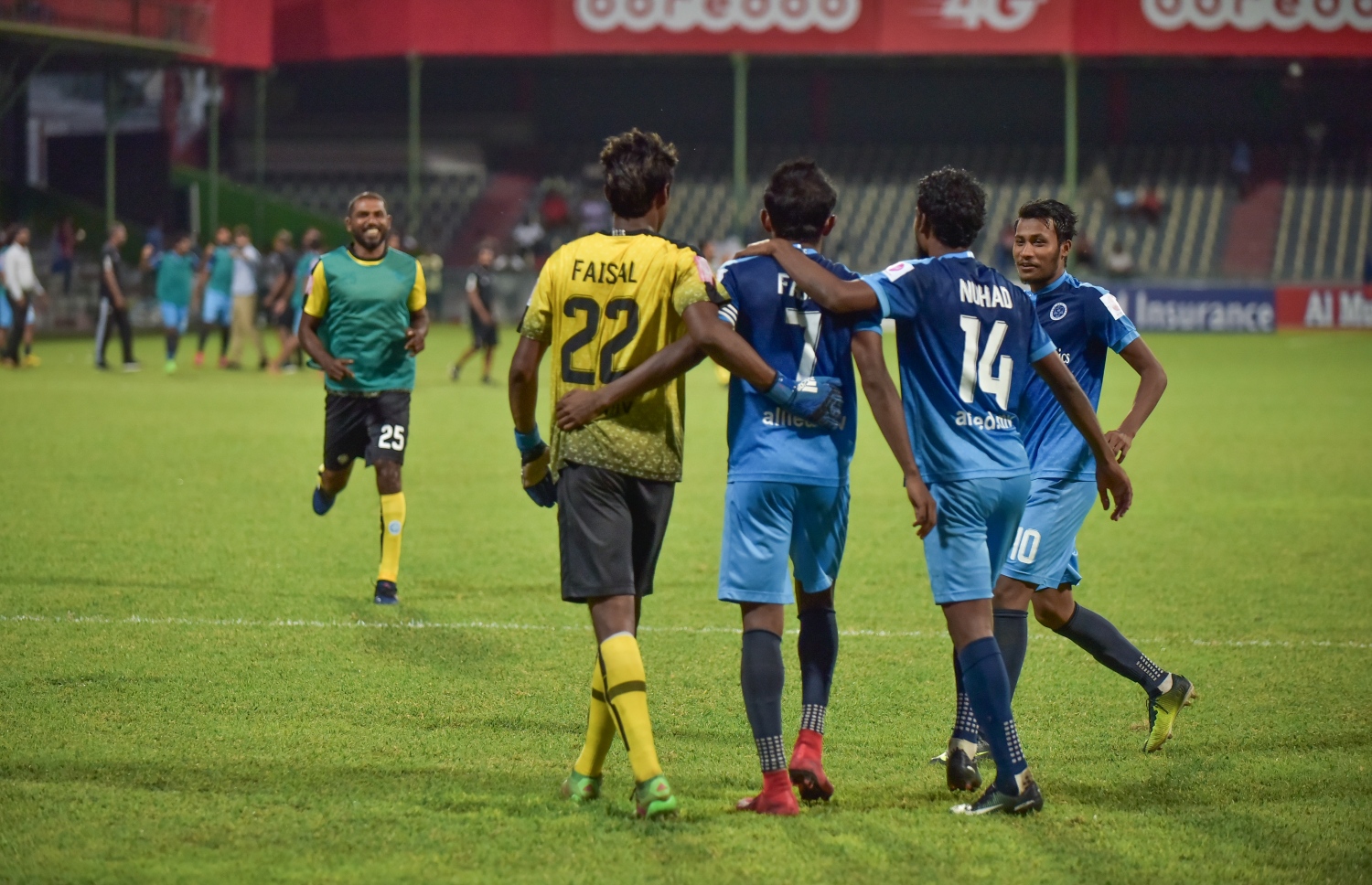 ގަލޮޅު ދަނޑު، މާލެ (ޑިސެމްބަރު 9) - ޕްރެޒިޑެންޓްސް ކަޕުގެ ސެމީ ފައިނަލުގައި ނިއު ރޭޑިއަންޓާއި ޓީސީ ސްޕޯޓްސް ކްލަބް ކުޅުނު މެޗަށް ފަހު އެ ޓީމުގެ ކުޅުންތެރިން އުފާފާޅުކުރަނީ: ޕެނަލްޓީ ޖަހައިގެން 5-3 އިން މި މެޗު ކާމިޔާބުކޮށް ފައިނަލުން ޖާގަ ހޯދީ ނިއު. --ފޮޓޯ: ހުސެއިން ވަހީދު/ މިހާރު