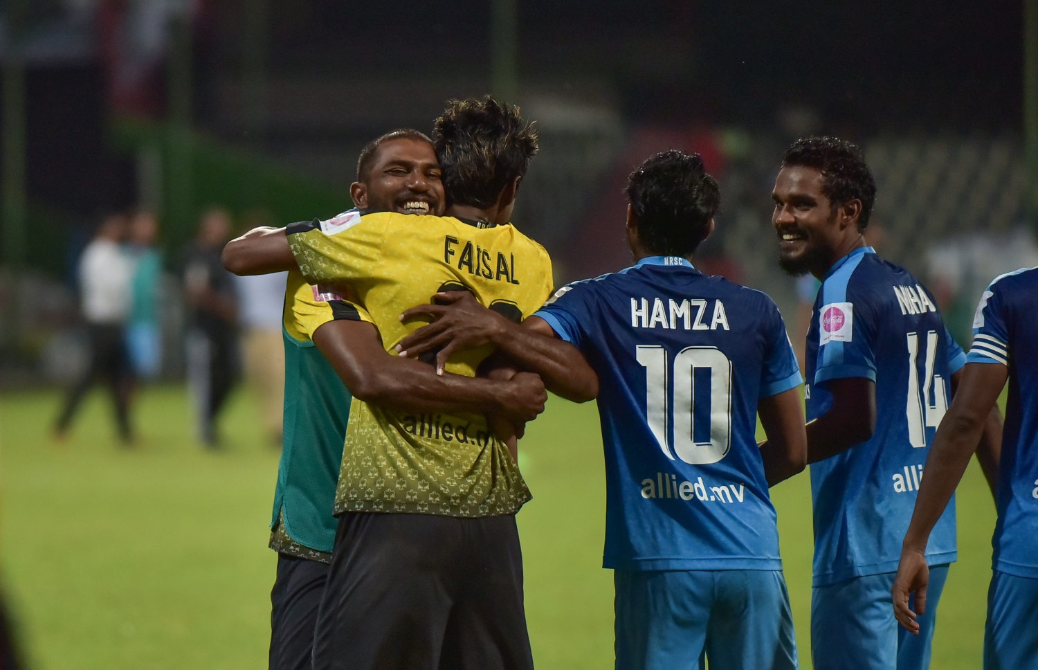 ގަލޮޅު ދަނޑު، މާލެ (ޑިސެމްބަރު 9) - ޕްރެޒިޑެންޓްސް ކަޕުގެ ސެމީ ފައިނަލުގައި ނިއު ރޭޑިއަންޓާއި ޓީސީ ސްޕޯޓްސް ކްލަބް ކުޅުނު މެޗަށް ފަހު އެ ޓީމުގެ ގޯލްކީޕަރު މުހައްމަދު ފައިސަލް އަށް ބަދަލު ކީޕަރު އިމްރާން މުހައްމަދު (ވ) މަރުހަބާ ކިޔަނީ: ޕެނަލްޓީ ޖަހައިގެން 5-3 އިން މި މެޗު ކާމިޔާބުކޮށް ފައިނަލުން ޖާގަ ހޯދީ ނިއު. --ފޮޓޯ: ހުސެއިން ވަހީދު/ މިހާރު