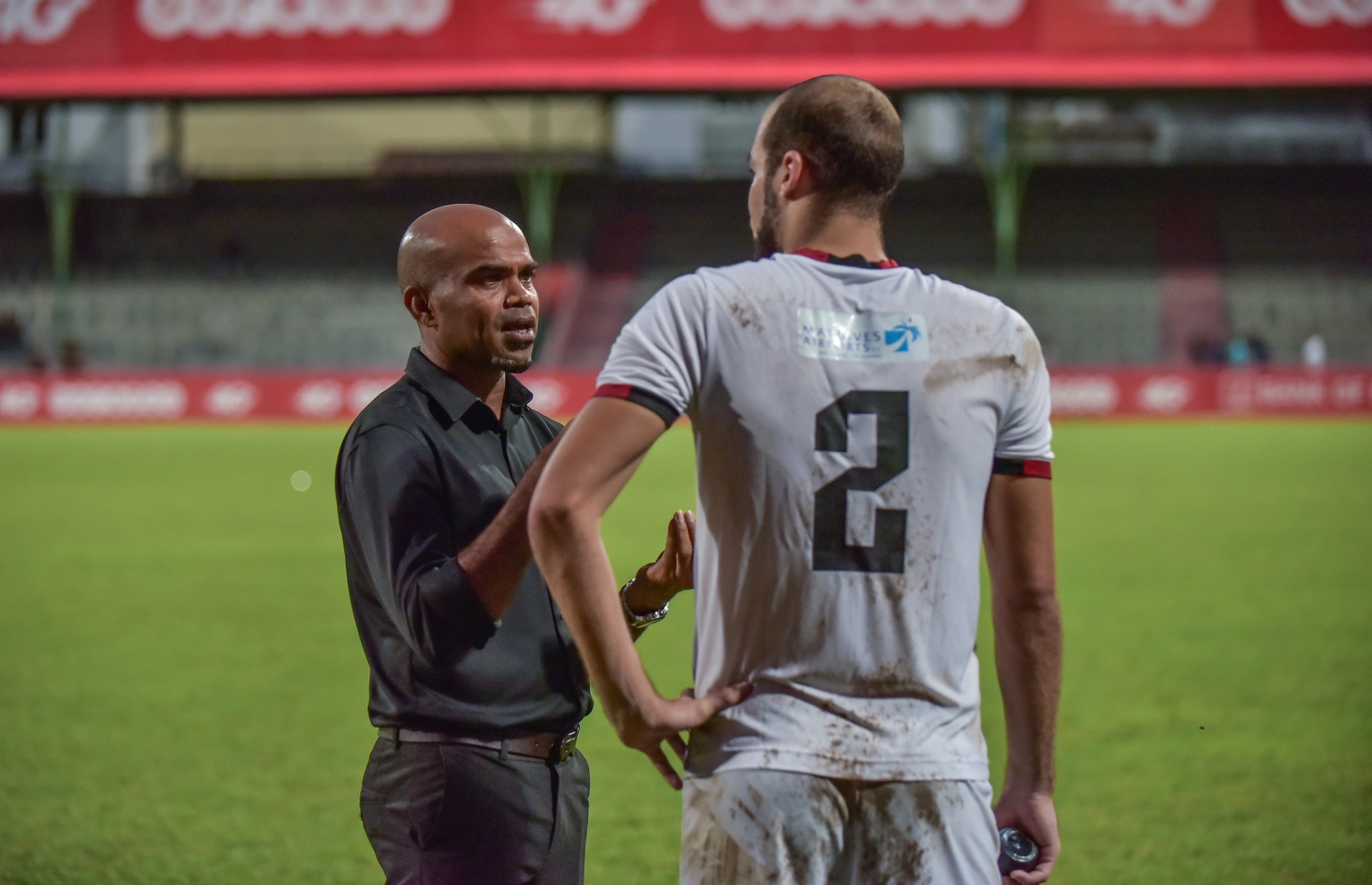 ގަލޮޅު ދަނޑު، މާލެ (ޑިސެމްބަރު 9) - ޕްރެޒިޑެންޓްސް ކަޕުގެ ސެމީ ފައިނަލުގައި ނިއު ރޭޑިއަންޓާއި ޓީސީ ސްޕޯޓްސް ކްލަބް ކުޅުނު މެޗުގައި ޓީސީގެ އަލާ ނާސިރު (ކ) އާ ކޯޗު މުހައްމަދު ނިޒާމް ވާހަކަދައްކަނީ: ޕެނަލްޓީ ޖަހައިގެން 5-3 އިން މި މެޗު ކާމިޔާބުކޮށް ފައިނަލުން ޖާގަ ހޯދީ ނިއު. --ފޮޓޯ: ހުސެއިން ވަހީދު/ މިހާރު