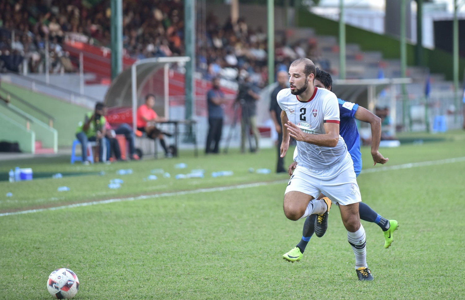 ގަލޮޅު ދަނޑު، މާލެ (ޑިސެމްބަރު 9) - ޕްރެޒިޑެންޓްސް ކަޕުގެ ސެމީ ފައިނަލުގައި ނިއު ރޭޑިއަންޓާއި ޓީސީ ސްޕޯޓްސް ކްލަބް ކުޅުނު މެޗުގައި ޓީސީގެ އަލާ ނާސިރު ބޯޅައާ އެކު ދުވަނީ: ޕެނަލްޓީ ޖަހައިގެން 5-3 އިން މި މެޗު ކާމިޔާބުކޮށް ފައިނަލުން ޖާގަ ހޯދީ ނިއު. --ފޮޓޯ: ހުސެއިން ވަހީދު/ މިހާރު