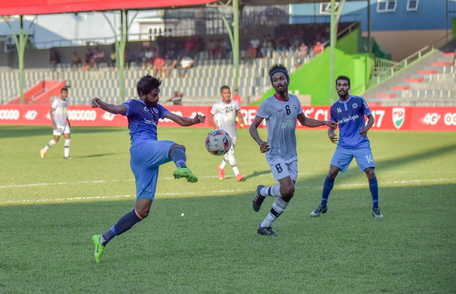 ގަލޮޅު ދަނޑު، މާލެ (ޑިސެމްބަރު 9) - ޕްރެޒިޑެންޓްސް ކަޕުގެ ސެމީ ފައިނަލުގައި ނިއު ރޭޑިއަންޓާއި ޓީސީ ސްޕޯޓްސް ކްލަބް ކުޅުނު މެޗުގައި ނިއުގެ ހަސަން އަދުހަމް (ސަޑޭ) ގޯލަށް ބޯޅައެއް ފޮނުވާލަނީ: ޕެނަލްޓީ ޖަހައިގެން 5-3 އިން މި މެޗު ކާމިޔާބުކޮށް ފައިނަލުން ޖާގަ ހޯދީ ނިއު. --ފޮޓޯ: ހުސެއިން ވަހީދު/ މިހާރު