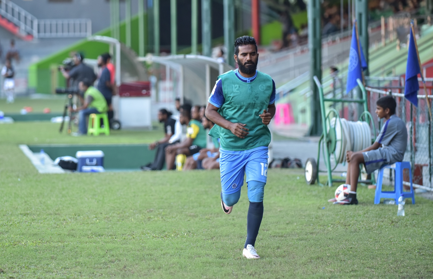 ގަލޮޅު ދަނޑު، މާލެ (ޑިސެމްބަރު 9) - ޕްރެޒިޑެންޓްސް ކަޕުގެ ސެމީ ފައިނަލުގައި ނިއު ރޭޑިއަންޓާއި ޓީސީ ސްޕޯޓްސް ކްލަބް ކުޅުނު މެޗަށް ނިއުގެ ފޯވާޑް އަލީ އަޝްފާގް (ދަގަނޑޭ) ވޯމްއަޕް ކުރަނީ: ޕެނަލްޓީ ޖަހައިގެން 5-3 އިން މި މެޗު ކާމިޔާބުކޮށް ފައިނަލުން ޖާގަ ހޯދީ ނިއު. --ފޮޓޯ: ހުސެއިން ވަހީދު/ މިހާރު