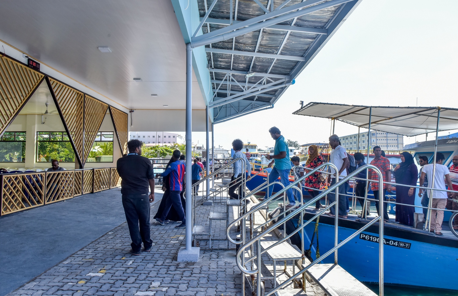 އެމްޓީސީސީން އަލަށް ހެދި ފެރީ ޓާމިނަލަށް ކައިރިކުރި ދޯންޏަކުން ފަސިންޖަރުން ފައިބަނީ: މި ޓާމިނަލުން އެއް ފަހަރާ 240 މީހުންނަށް ހިދުމަތް ދެވޭނެ. ފޮޓޯ: ނިޝާން އަލީ /މިހާރު