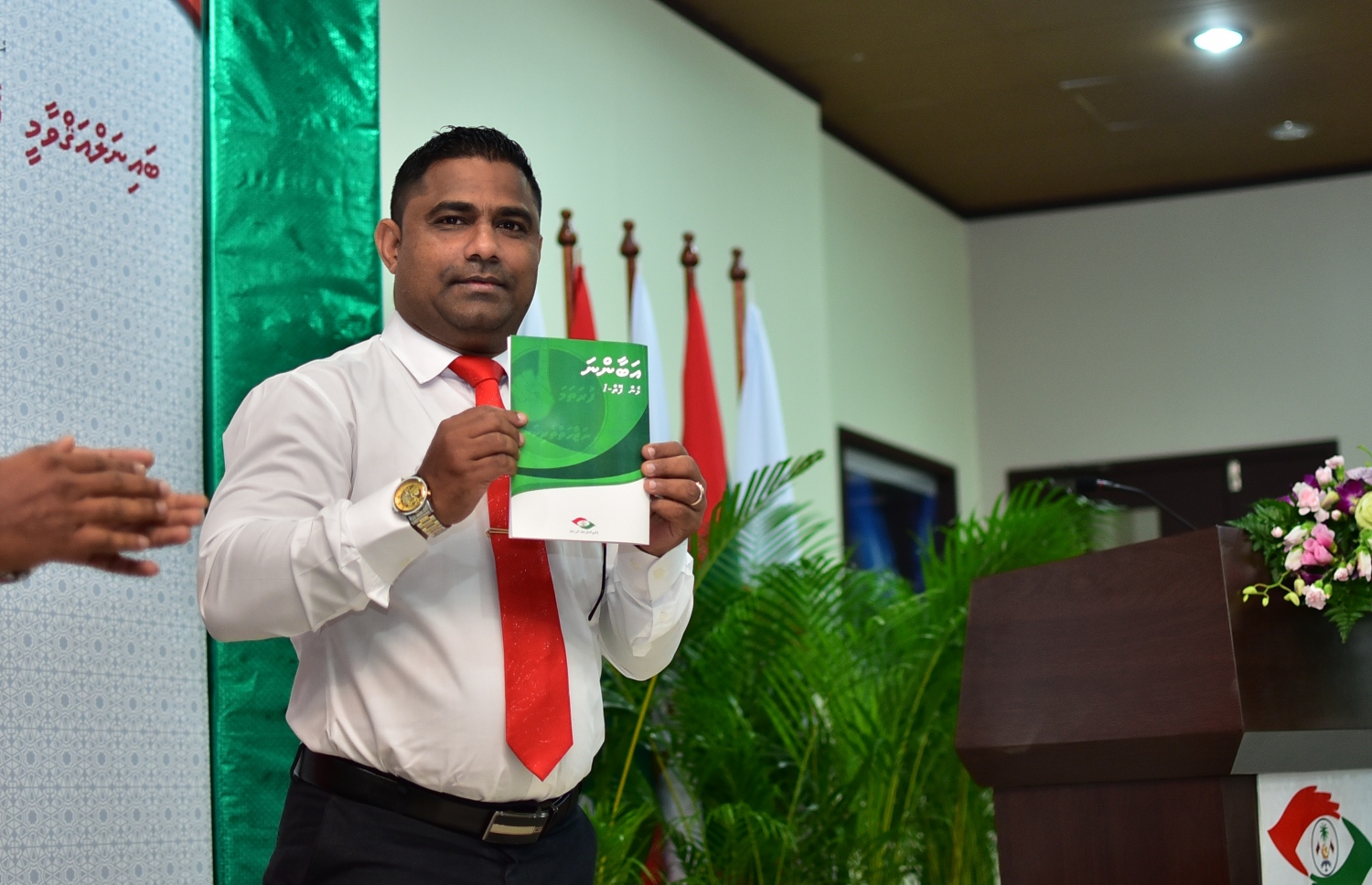 ބައިނަލްއަގުވާމީ އެންޓި ކޮރަޕްޝަން ދުވަސް ފާހަގަކުރަން މިއަދު ބޭއްވި ރަސްމިއްޔާތުގައި، ދިވެހި ބަހުގެ އެކެޑަމީގެ ރައީސް އަޝްރަފު، ވާހަކަ ފޮތް ނެރެދެއްވަނީ - ފޮޓޯ: ހުސެއިން ވަހީދު/ މިހާރު