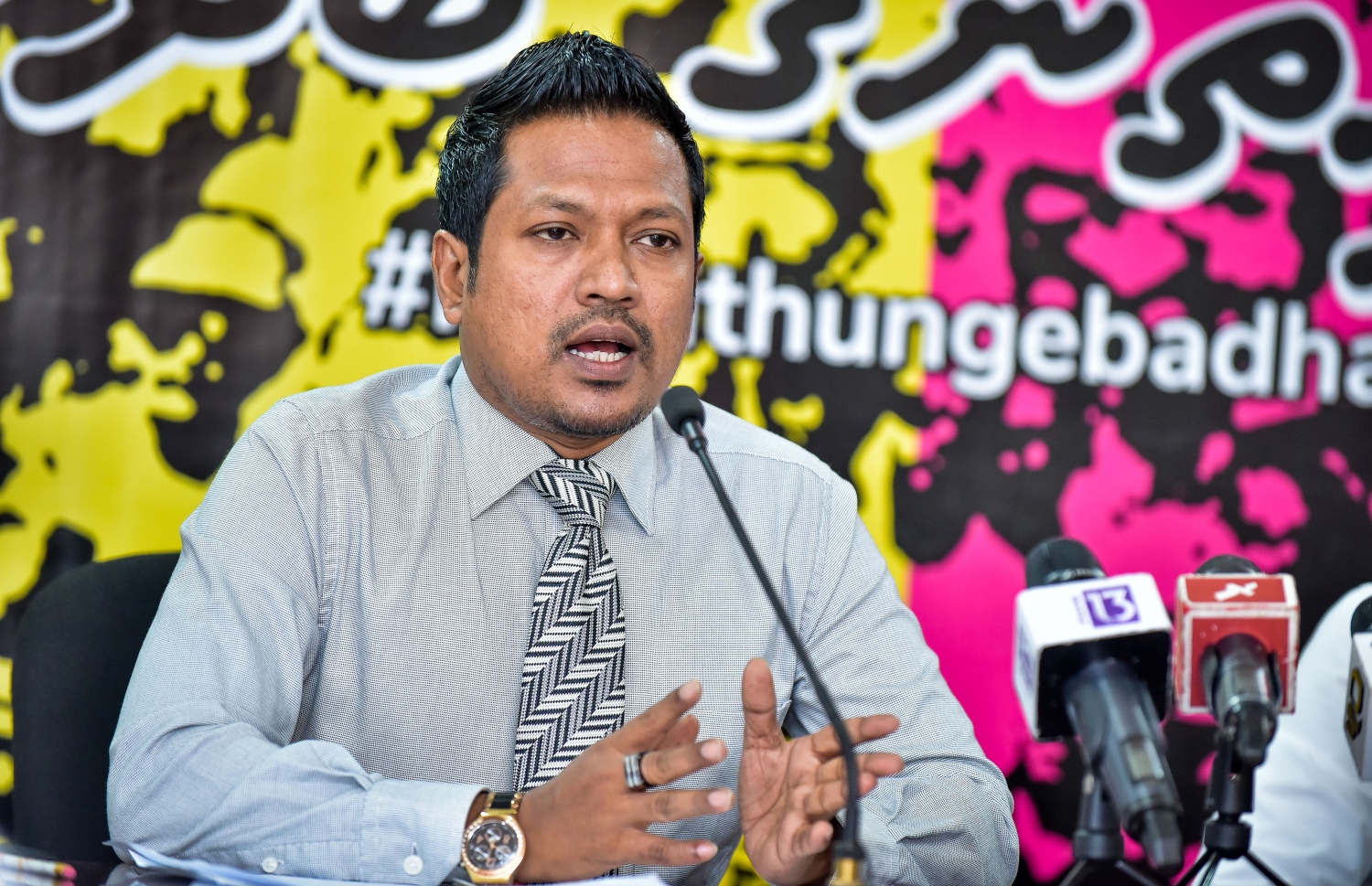 އިންތި އެމްޑީޕީގެ ސްޕޯކްސްޕާސަންގެ ގޮތުގައި ނޫސްވެރިންނާ ވާހަކަ ދައްކަވަނީ. -- ފޮޓޯ | މިހާރު