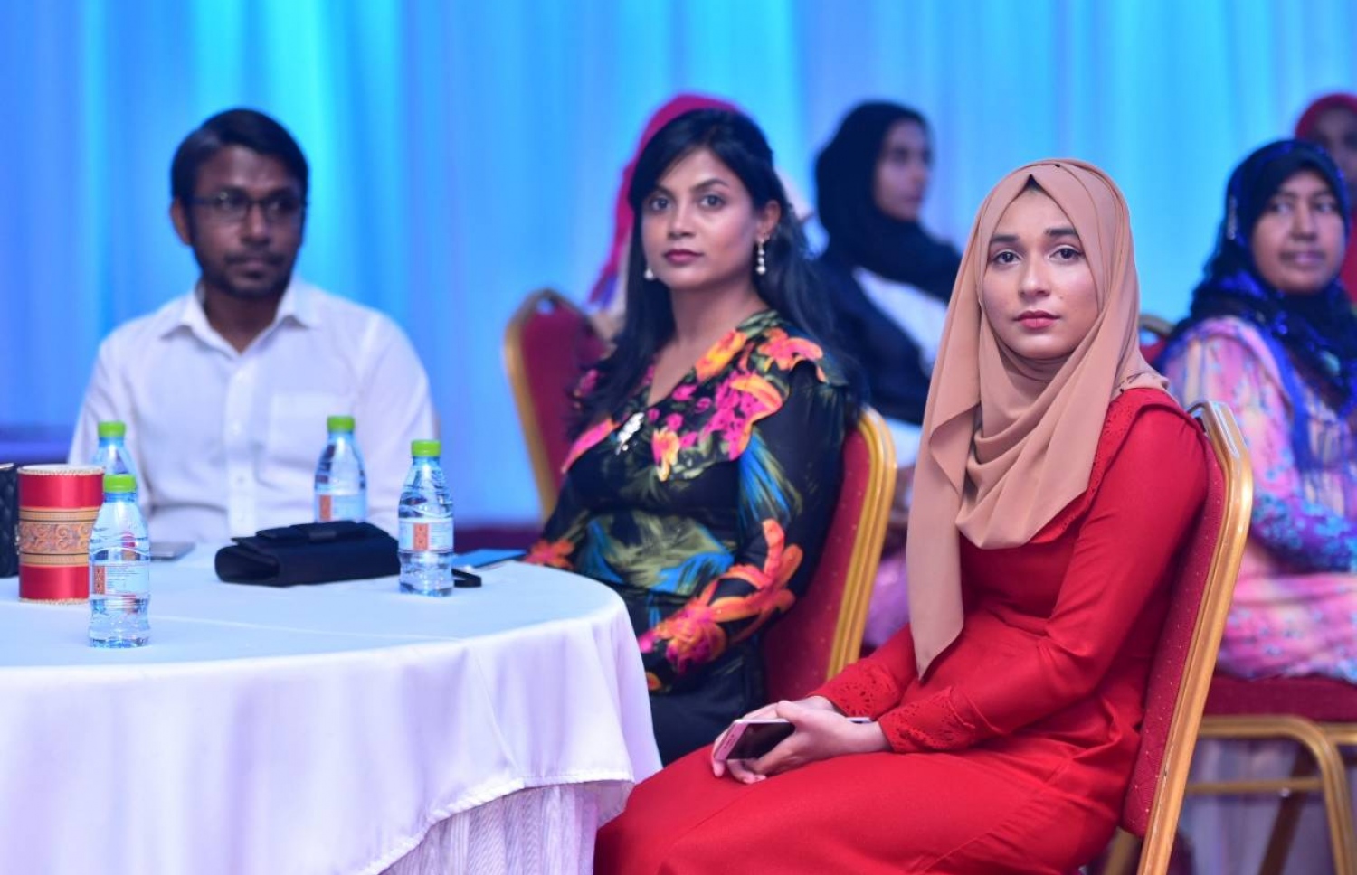 އިންސާނީ ހައްގުތަކުގެ ދުވަހުގެ މުނާސަބަތުގައި އެޗްއާރުސީއެމުން ދަރުބާރުގޭގައި ބޭއްވި ޖަލްސާ. ފޮޓޯ: ހުސެއިން ވަހީދު/ މިހާރު