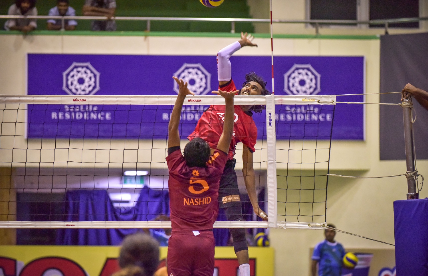 ގައުމީ ވޮލީބޯޅަ ލީގުގެ މެޗެއްގެ ތެރެއިން. --ފޮޓޯ: ނިޝާން އަލީ/ މިހާރު