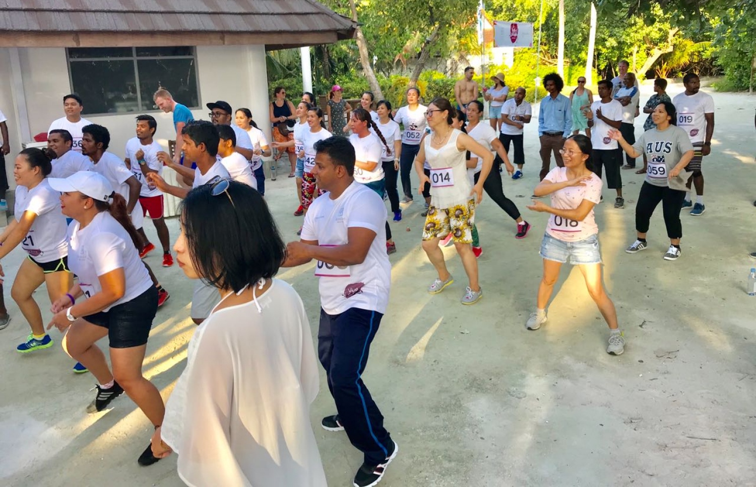 ބަނޑޮހުގެ މެރެތަންގެ ބައެއް ބައިވެރިން ކަސްރަތު ކުރަނީ.