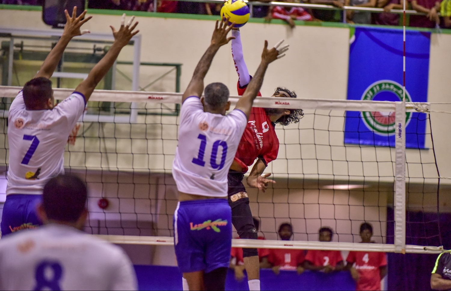 މާލެ: 11 ޑިސެމްބަރު 2017، ، ދިވެހި ސިފައިންގެ ކްލަބް 3-1 ސެޓުން ބަލިކޮށް، ގައުމީ ވޮލީބޯޅަ ލީގުގެ ޗެމްޕިއަންކަން މޯލްޑިވިއަން ސްޕޯޓްސް އެންޑް ރިކްރިއޭޝަނުން ހޯދި މެޗުގެ ތެރެއިން ކުޑަކާއްޓޭ ފޮނުވާލާ ޝޮޓް ބްލޮކްކުރަން ލޯންގޭ މަސައްކަތް ކުރަނީ: ފޮޓޯ: ނިޝާން އަލީ/ މިހާރު