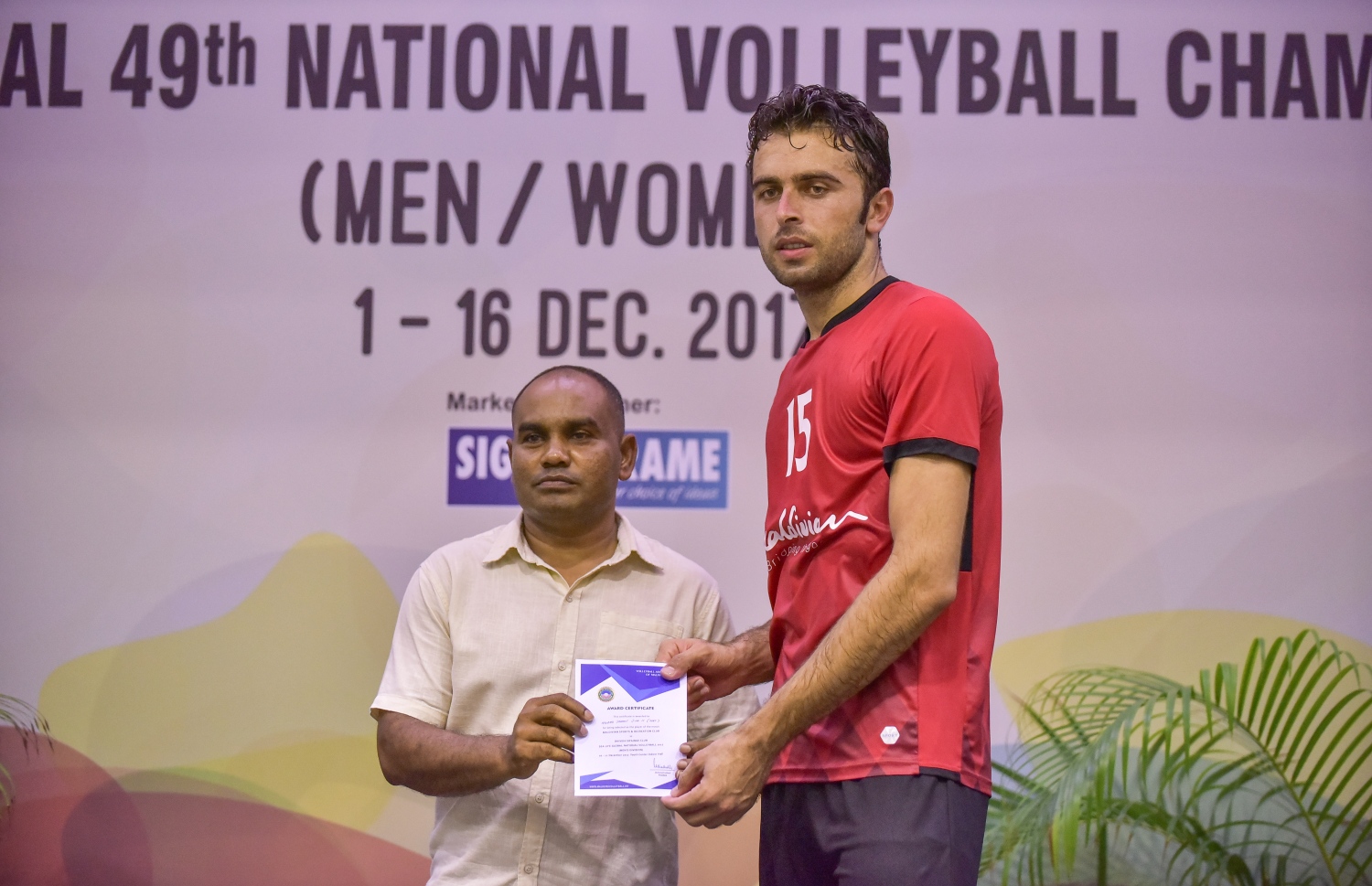 މާލެ: 11 ޑިސެމްބަރު 2017، މުބާރާތުގެ ފިރިހެން އެންމެ މޮޅު ކުޅުންތެރިޔާގެ މަގާމު ހޯދި މުރާދު އިނާމާ ހަވާލުވަނީ ، ދިވެހި ސިފައިންގެ ކްލަބް 3-1 ސެޓުން ބަލިކޮށް، ގައުމީ ވޮލީބޯޅަ ލީގުގެ ޗެމްޕިއަންކަން މޯލްޑިވިއަން ސްޕޯޓްސް އެންޑް ރިކްރިއޭޝަނުން ރޭ ހޯދުން: ފޮޓޯ: ނިޝާން އަލީ/ މިހާރު