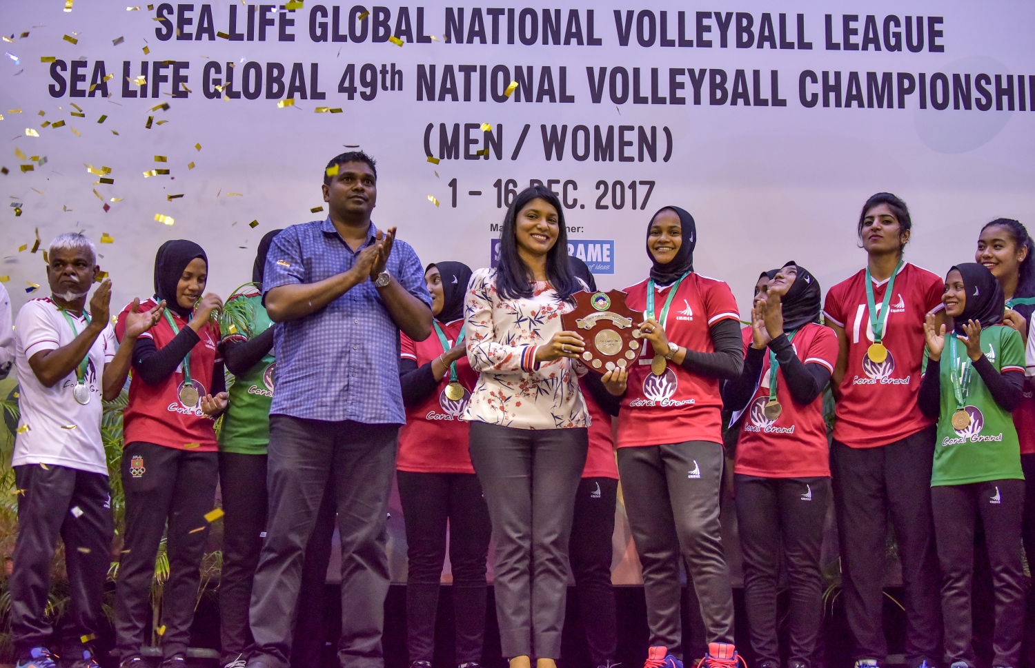 އަންހެން ޑިވިޝަންގެ ޗެމްޕިއަންކަން ހޯދި މިސްކިތްމަގުގެ ކެޕްޓަން ޖޫޒަން (ކ)އާ ޖެންޑަ މިނިސްޓަރު ޒެނީޝާ ލީގުގެ އައްޑަނަ ހަވާލުކުރަނީ.-- ފޮޓޯ: ނިޝާން އަލީ/ މިހާރު