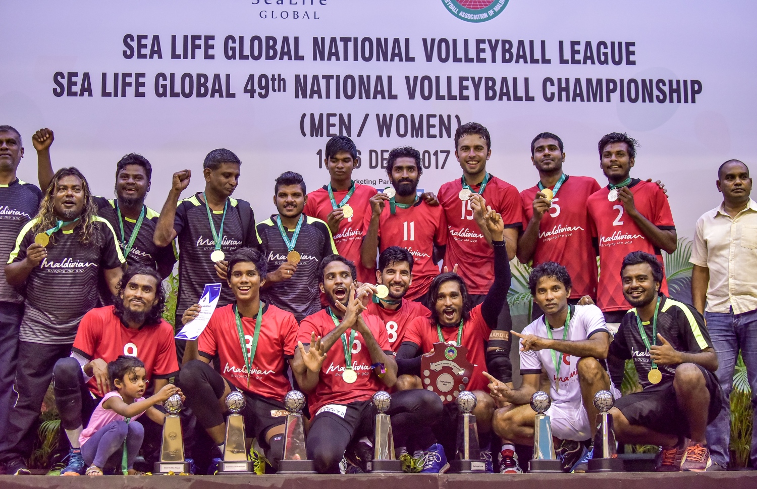 މާލެ: 11 ޑިސެމްބަރު 2017، ، ދިވެހި ސިފައިންގެ ކްލަބް 3-1 ސެޓުން ބަލިކޮށް، ގައުމީ ވޮލީބޯޅަ ލީގުގެ އައްޑަން މޯލްޑިވިއަން ސްޕޯޓްސް އެންޑް ރިކްރިއޭޝަނުން އުފުލާލަނީ : ފޮޓޯ: ނިޝާން އަލީ/ މިހާރު