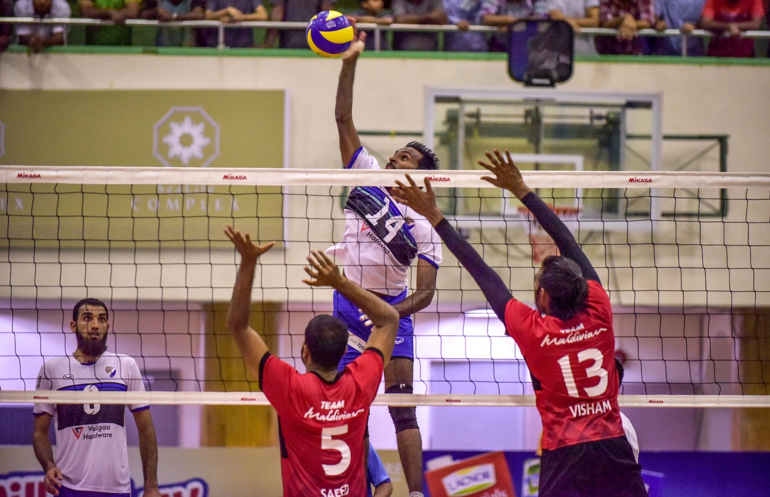 މާލެ: 11 ޑިސެމްބަރު 2017، ، ދިވެހި ސިފައިންގެ ކްލަބް 3-1 ސެޓުން ބަލިކޮށް، ގައުމީ ވޮލީބޯޅަ ލީގުގެ ޗެމްޕިއަންކަން މޯލްޑިވިއަން ސްޕޯޓްސް އެންޑް ރިކްރިއޭޝަނުން ހޯދި މެޗުގެ ތެރެއިން: ފޮޓޯ: ނިޝާން އަލީ/ މިހާރު