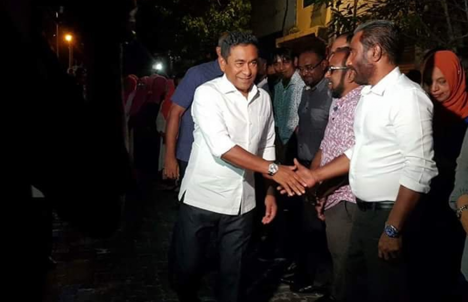 ރައީސް ޔާމީންގެ ކެމްޕޭން ހުޅުވުމަށް މިރޭ ބޭއްވި ރަސްމިއްޔާތުގައި ރައީސް ޔާމީން ބައެއް ބޭފުޅުންނާ ސަލާމްކުރައްވަނީ.