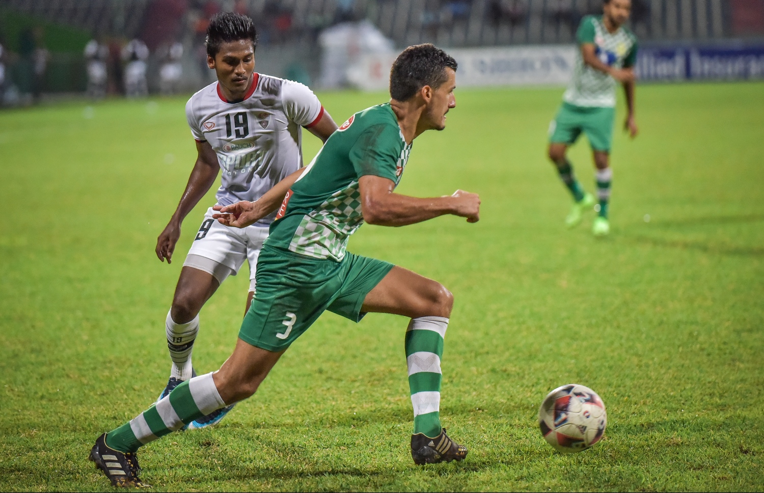 މިދިޔަ ސީޒަނުގެ މެޗެއްގެ ތެރެއިން މިލޯސް (ކ) ބޯޅަ ހިފައިގެންދަނީ.-- ފޮޓޯ: ނިޝާން އަލީ/ މިހާރު