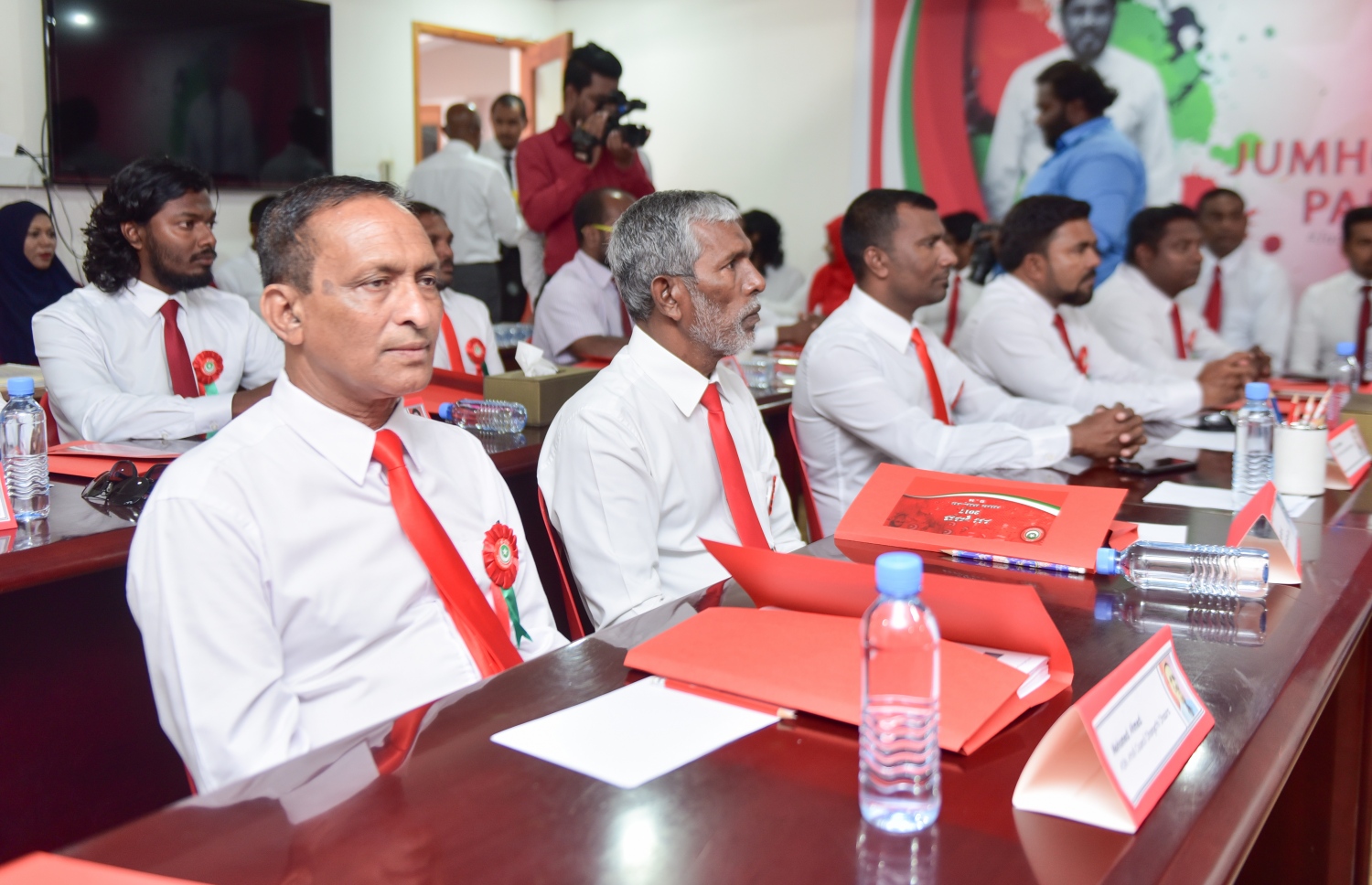ކުނޫޒުގައި ބޭއްވި ބައްދަލުވުމުގައި ޖޭޕީގެ ބައެއް ކައުންސިލަރުން ބައިވެރިވެވަޑައިގަންނަވަނީ. --- ފޮޓޯ: ހުސެއިން ވަހީދު/ މިހާރު