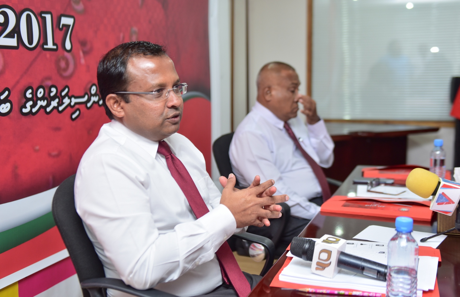 މިއަދުގެ ބައްދަލުވުމުގައި ރިޔާޒް ވާހަކަ ދައްކަވަނީ.---ފޮޓޯ: ހުސެއިން ވަހީދު/މިހާރު