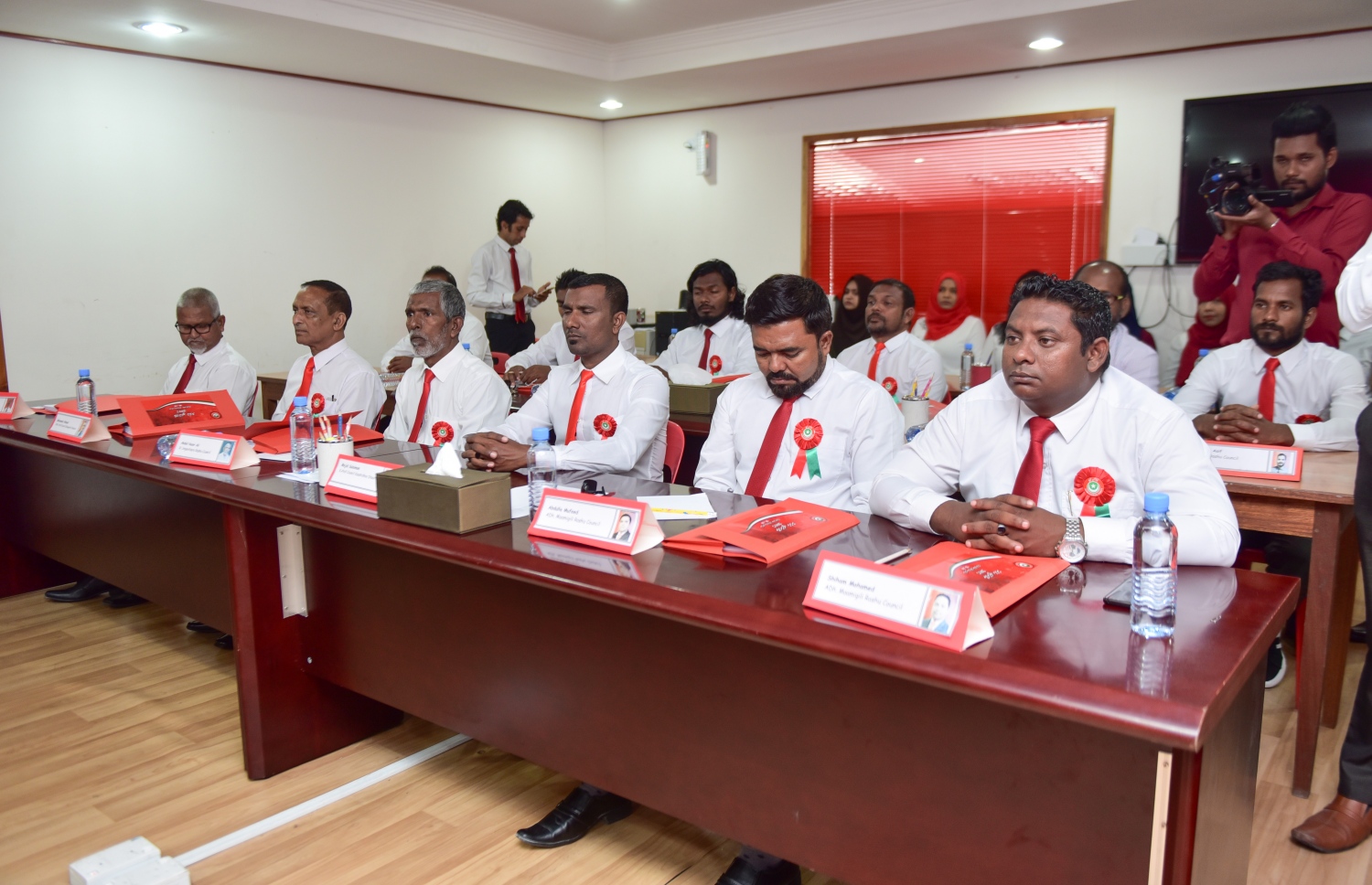 ޖޭޕީގެ މައި ޖަގަހަ އަދި އެ ޕާޓީގެ އޮފީހުގައި މިއަދު ބޭއްވި ބައްދަލުވުމުގައި ކައުންސިލަރުން ބައިވެރިވަޑައިގަންނަވަނީ. ---ފޮޓޯ: ހުސެއިން ވަހީދު/ މިހާރު