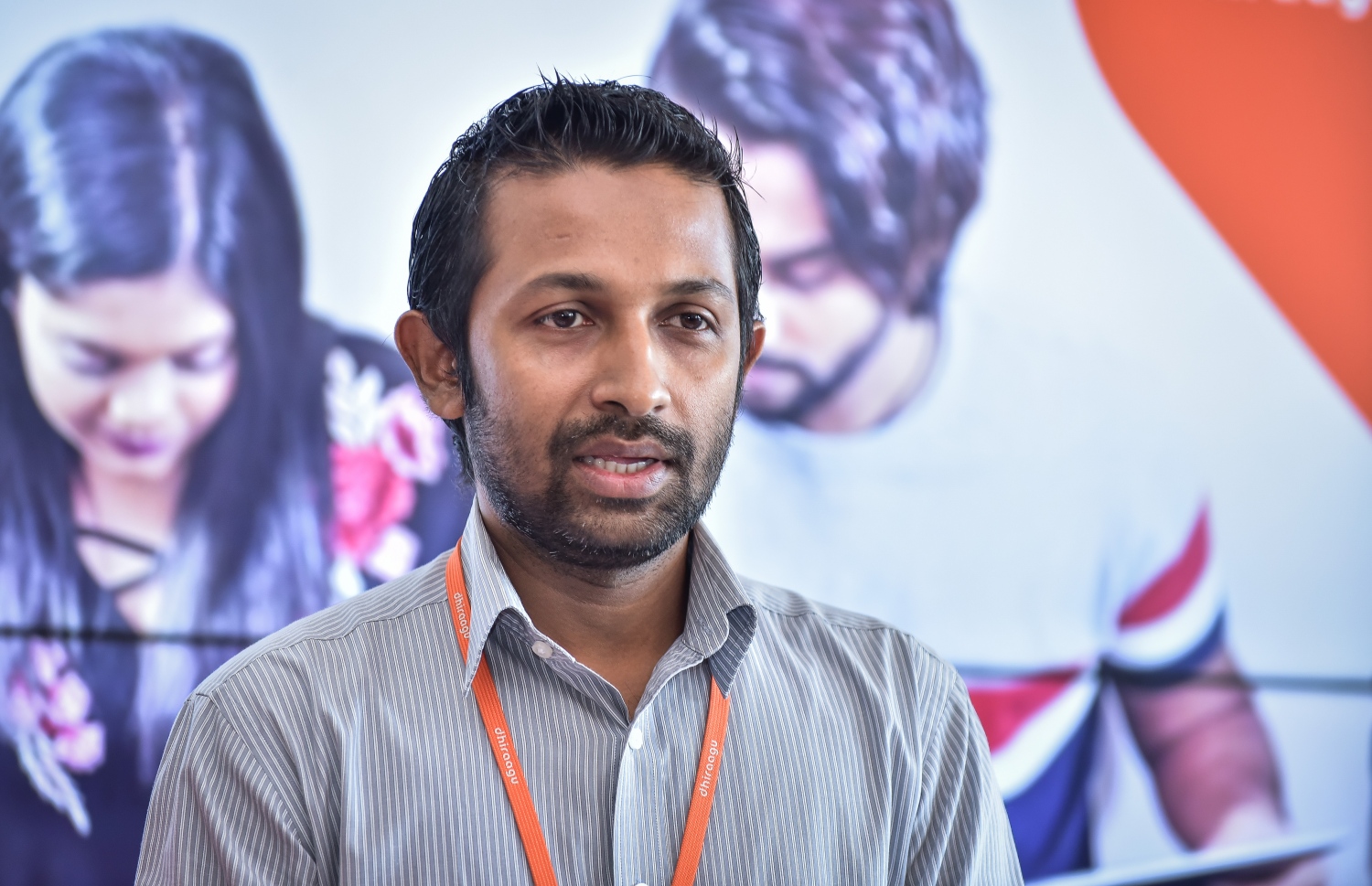 ދިރާގުގެ އެލްޓީއީ ބްރޯޑްބޭންޑް ހިދުމަތާ ބެހޭ ގޮތުން އެ ކުންފުނީގެ މެނޭޖަރު މާކެޓިން ކޮމިއުނިކޭޝަންސް އެންޑް ޕީއާރު މުހައްމަދު މިރުޝާން ނޫސްވެރިންނަށް މައުލޫމާތުދެއްވަނީ. ފޮޓޯ: ނިޝާން އަލީ /މިހާރު