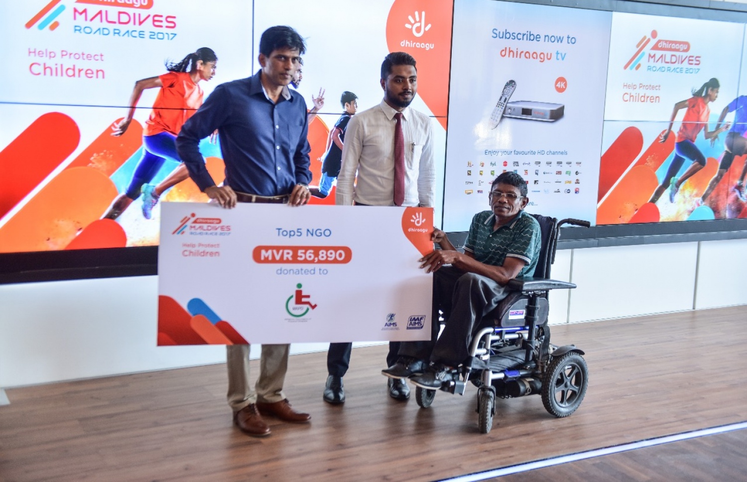 މި އަހަރުގެ ރޯޑް ރޭހުން ލިބުނު ފައިސާ އެމްއޭޑީޕީއާ ހަވާލު ކުރަނީ.---ފޮޓޯ: ހުސެއިން ވަހީދު/މިހާރު