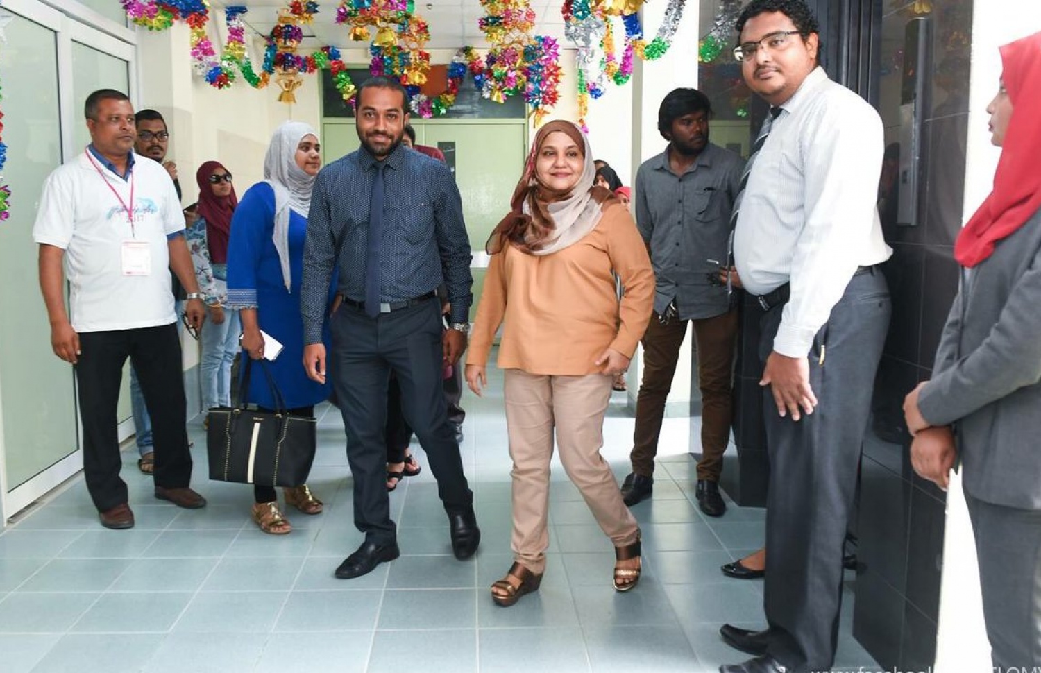 ހުޅުމާލެ: ޑިސެމްބަރު 13، 2017- ސޮދަގާތު ފައުންޑޭޝަންގެ މި އަހަރުގެ ހިތާނީ ފެސްޓިވަލަށް ރެހެންދި ސްކޫލް ޒީނަތްތެރި ކޮށްފައިވާއިރު، އެތަނުގެ އިންތިޒާމްތައް ފަސްޓް ލޭޑީ ފާތިމަތު އިބްރާހީމް ބައްލަވާލައްވަނީ.