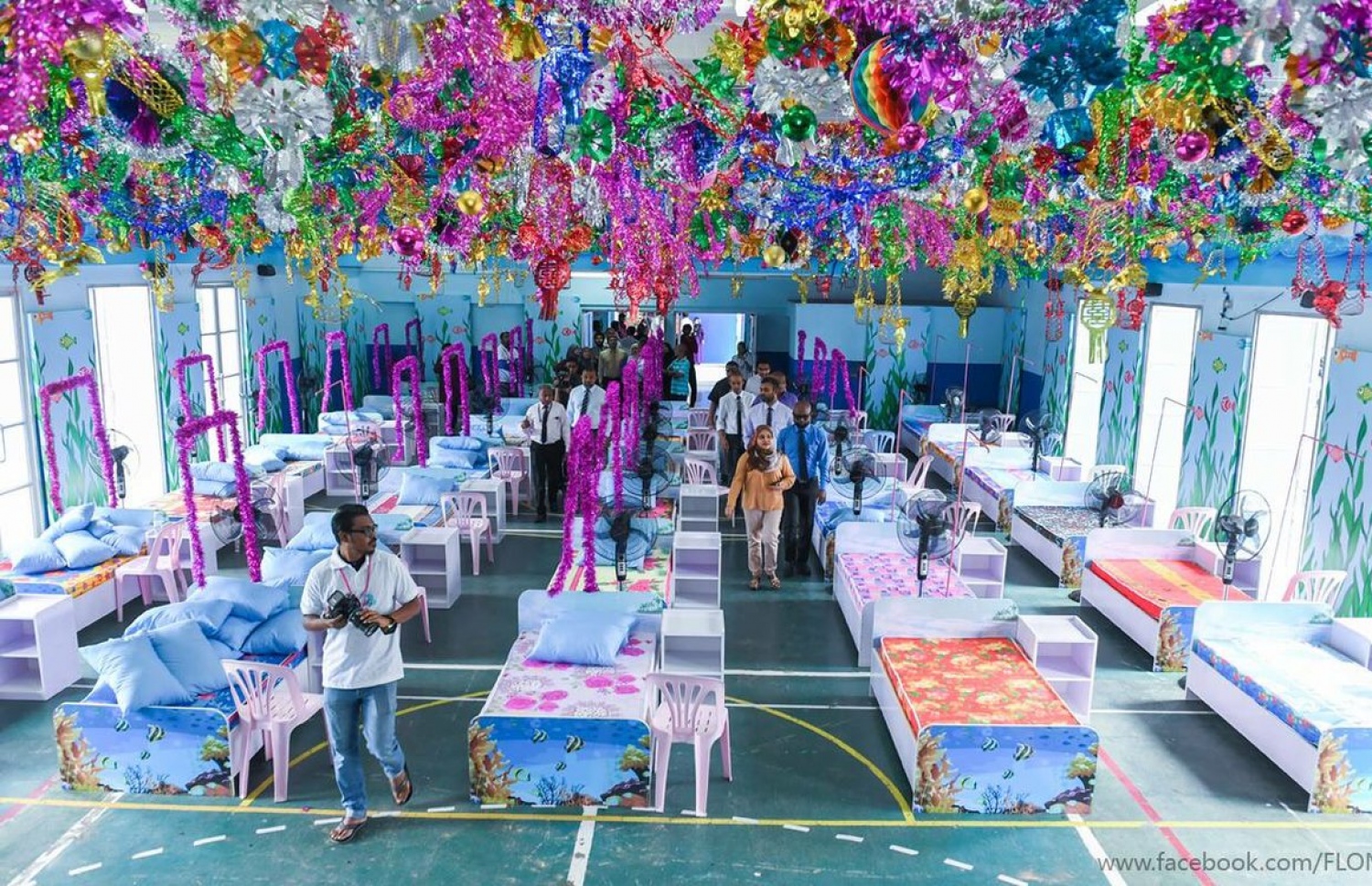 ހުޅުމާލެ: ޑިސެމްބަރު 13، 2017- ސޮދަގާތު ފައުންޑޭޝަންގެ މި އަހަރުގެ ހިތާނީ ފެސްޓިވަލަށް ރެހެންދި ސްކޫލް ޒީނަތްތެރި ކޮށްފައިވާއިރު، އެތަނުގެ އިންތިޒާމްތައް ފަސްޓް ލޭޑީ ފާތިމަތު އިބްރާހީމް ބައްލަވާލައްވަނީ.