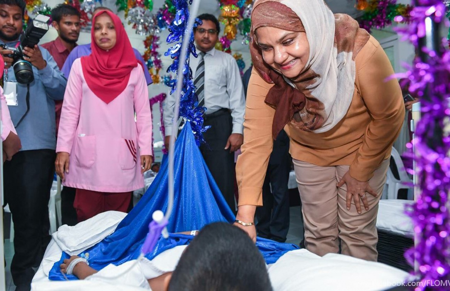 ހުޅުމާލެ: ޑިސެމްބަރު 13، 2017- ސޮދަގާތު ފައުންޑޭޝަންގެ އެހީތެރިކަމާ އެކު، ހިތާނު ކޮށްފައިވާ ކުއްޖަކާ ފަސްޓް ލޭޑީ ފާތުމަތު އިބްރާހީމް މިއަދު ވާހަކަ ދައްކަވަނީ: އެ ފައުންޑޭޝަންގެ މި އަހަރުގެ ހިތާނީ ފެސްޓިވަލްގެ ޑިމާންޑު ވަރަށް ބޮޑު.