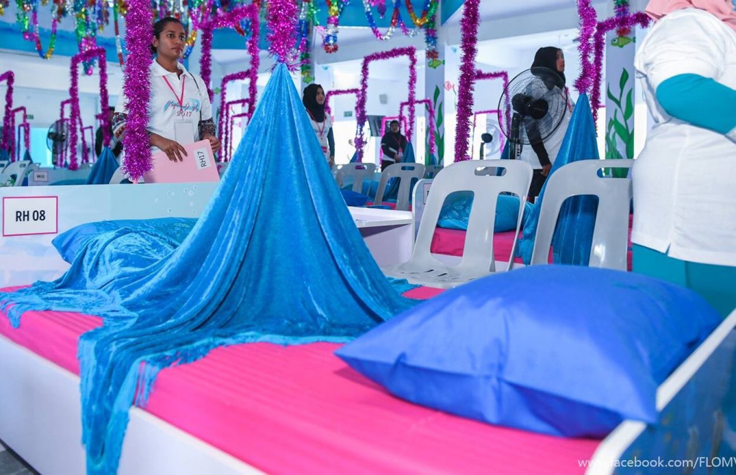 ހުޅުމާލެ: ޑިސެމްބަރު 13، 2017- ސޮދަގާތު ފައުންޑޭޝަންގެ ހިތާނީ ފެސްޓިވަލަށް ރެހެންދި ސްކޫލް ޒީނަތްތެރި ކޮށްފައި: މި އަހަރުގެ ހިތާނީ ފެސްޓިވަލް އޮތީ ރެހެންދި ސްކޫލްގެ އިތުރުން ގޭޓް ވޭ އިންޓަނޭޝަނަލް ސްކޫލްގައި.