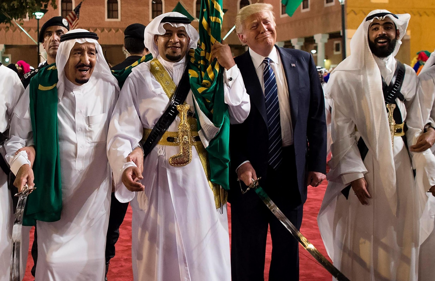 ސައޫދީ ރަސްގެފާނު ސަލްމާން (ވ) އާއި އެމެރިކާގެ ރައީސް ޑޮނަލްޑް ޓްރަމްޕު ސައޫދީ އަރަބިއްޔާގައި ކަނޑި ނެށުމެއްގައި. ފޮޓޯ އޭއެފްޕީ