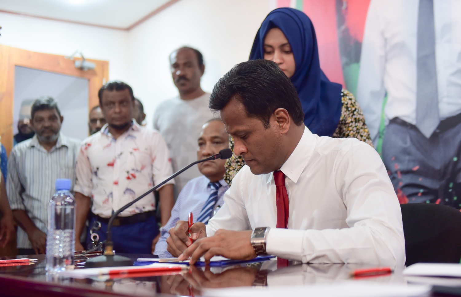 މިދިޔަ ބުރާސްފަތި ދުވަހު އުމަރު ޖޭޕީއަށް ސޮއިކުރައްވަނީ.---ފޮޓޯ: ހުސެއިން ވަހީދު/މިހާރު