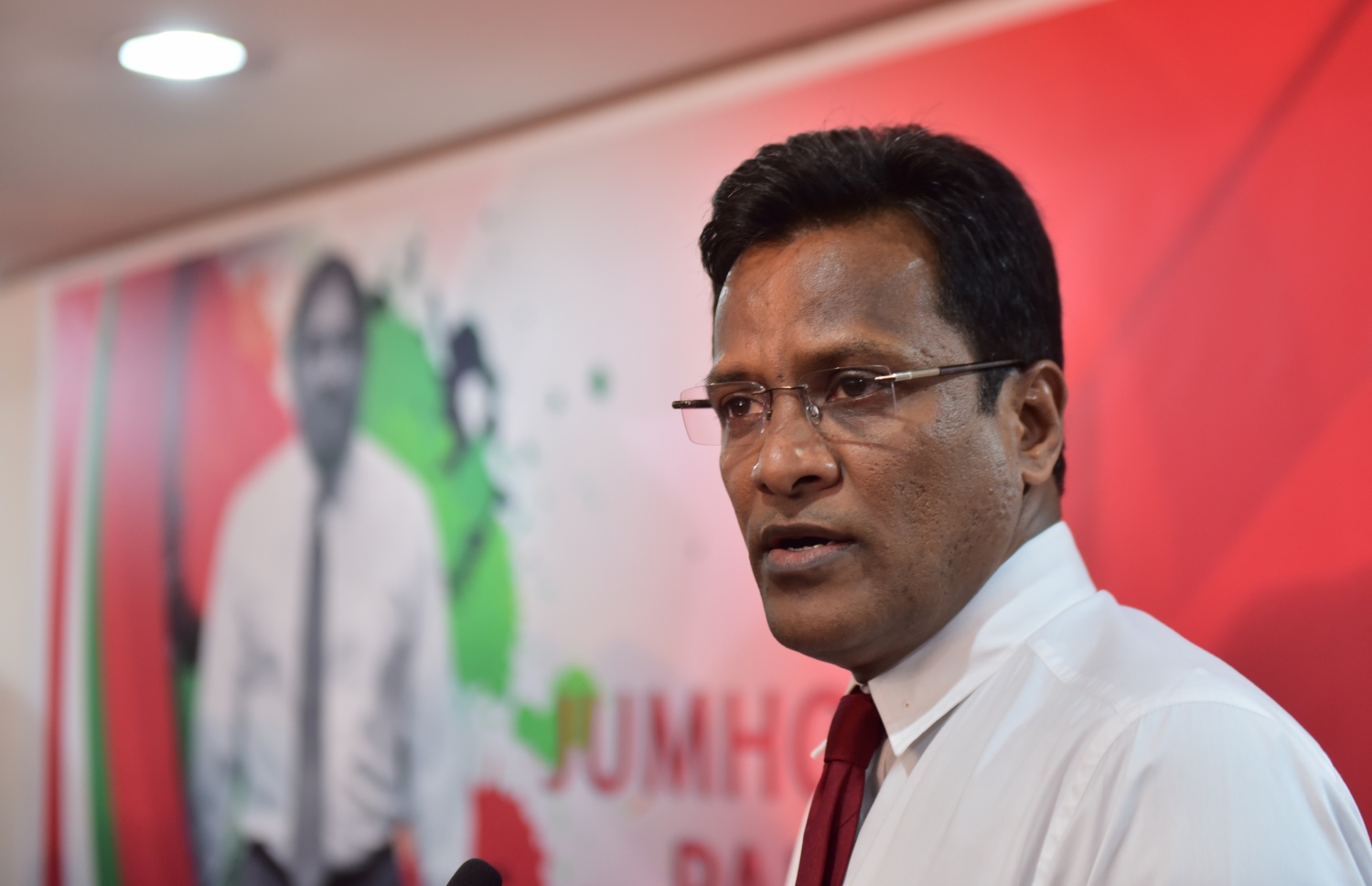 ކުރީގެ ހޯމް މިނިސްޓަރު އުމަރު ނަސީރު: އޭނާ ވަނީ އަދީބާއި ސަގަރު ލުތުފީ އެއް ހަމަ ކޮށްފައި -- މިހާރު ފައިލް ފޮޓޯ