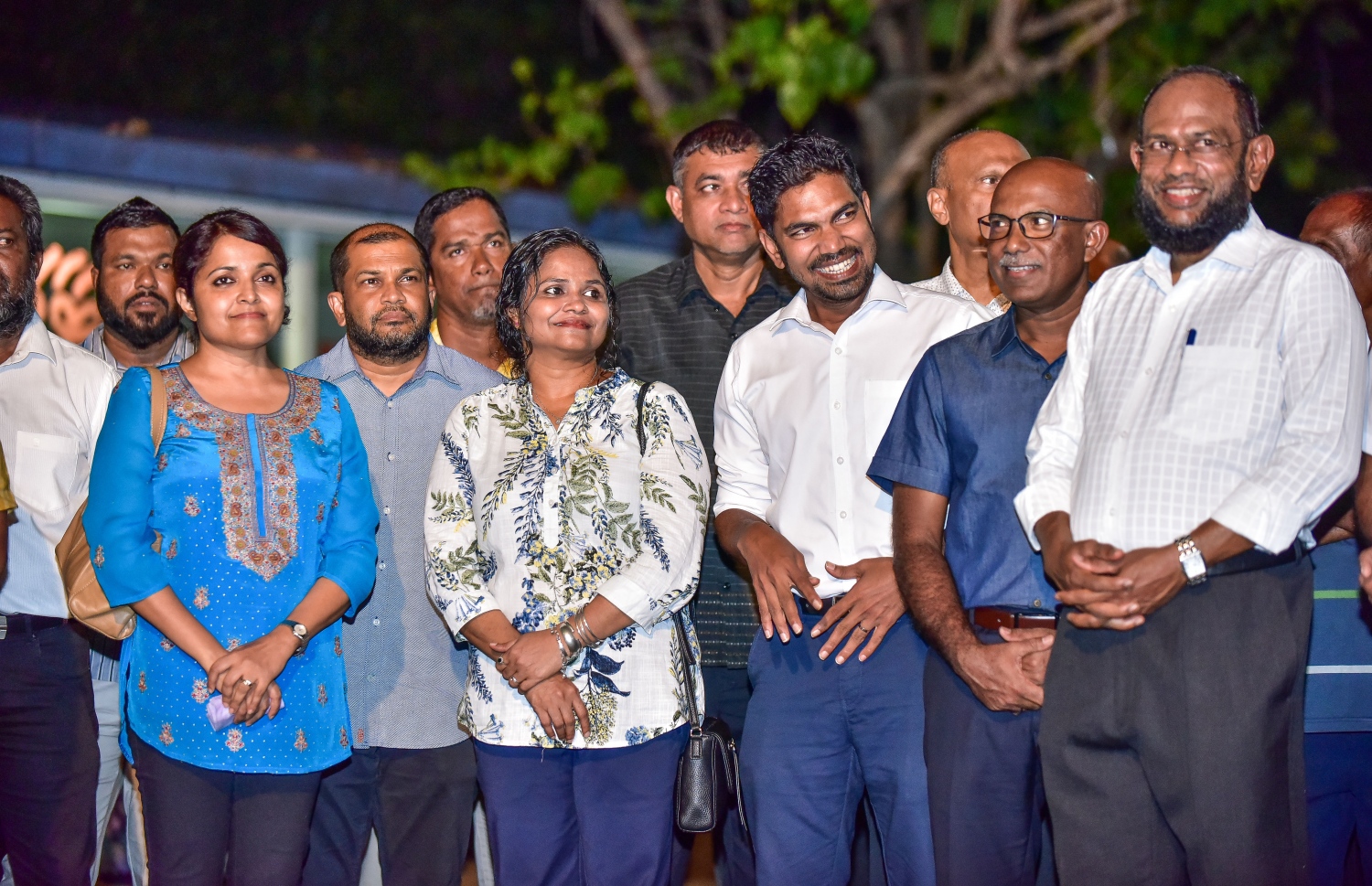 ވިލިމާލެ: ޑިސެމްބަރު 14، 2017- އިދިކޮޅު ހަރަކާތުން މި ރަށުގައި ބޭއްވި ބައްދަލުވުމުގައި ބައިވެރިވެވަޑައިގެންނެވި، އެ ހަރަކާތުގެ އިސް ބައެއް ބޭފުޅުން.---ފޮޓޯ: ނިޝާން އަލީ/މިހާރު