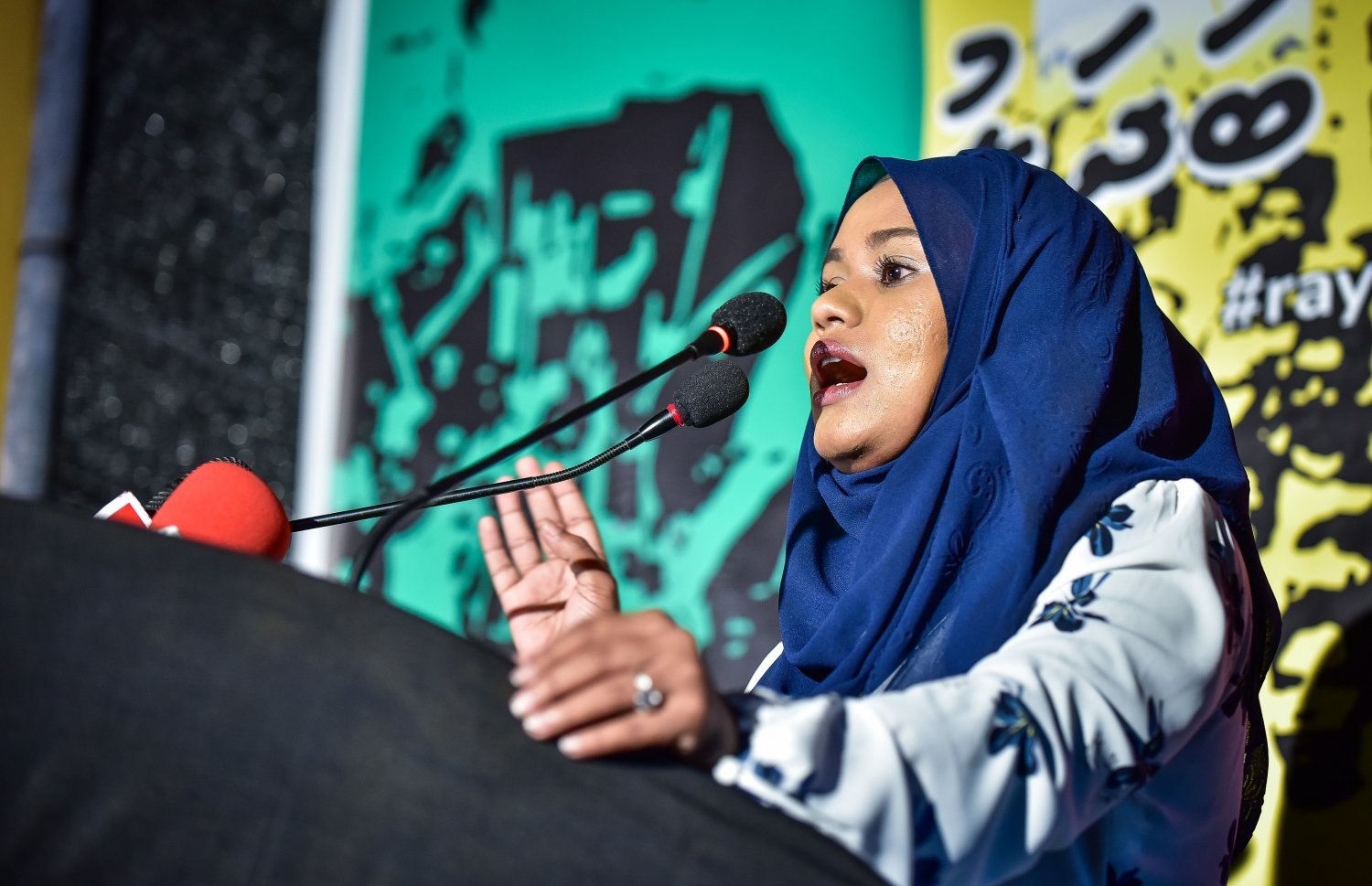 ވިލިމާލެ: ޑިސެމްބަރު 14، 2017- އިދިކޮޅު ހަރަކާތުން މި ރަށުގައި ބޭއްވި ބައްދަލުވުމުގައި، ވިލިމާލެ ދާއިރާގެ އެމްޑީޕީގެ ކައުންސިލަރު ހަމްނާ ވަހީދު ވާހަކަ ދައްކަވަނީ.---ފޮޓޯ: ނިޝާން އަލީ/މިހާރު