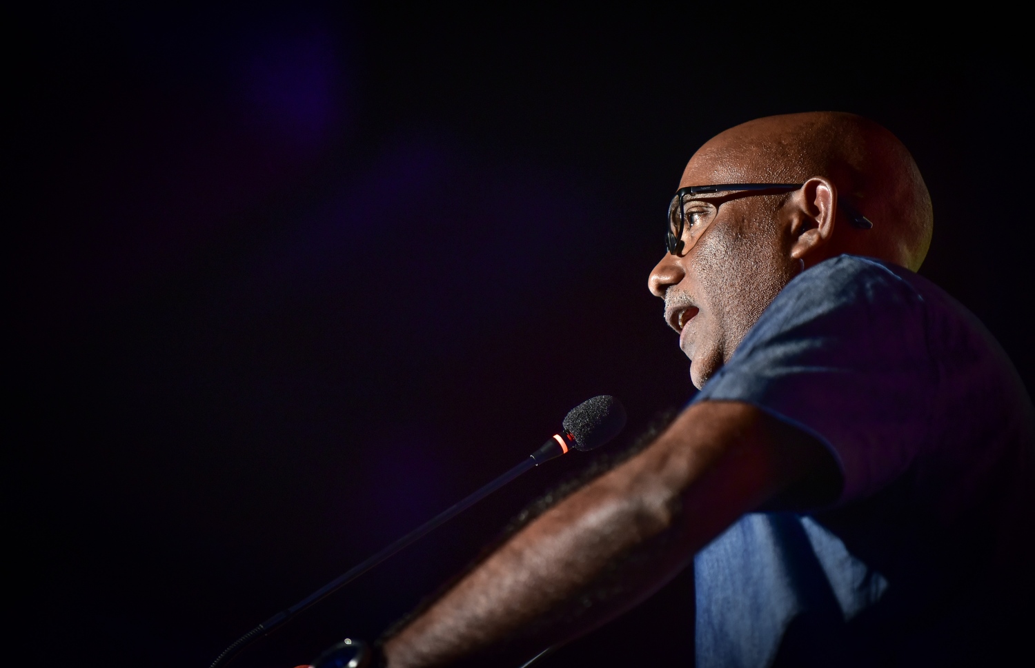 ވިލިމާލެ: ޑިސެމްބަރު 14، 2017- އިދިކޮޅު ހަރަކާތުން މި ރަށުގައި ބޭއްވި ބައްދަލުވުމުގައި، ޖުމްހޫރީ ޕާޓީގެ ސެކްރެޓަރީ ޖެނެރަލް އަދި ރައްޔިތުންގެ މަޖިލީހުގެ ދިއްދޫ ދާއިރާގެ ކުރީގެ މެމްބަރު އަހުމަދު ސަމީރު ވާހަކަ ދައްކަވަނީ.---ފޮޓޯ: ނިޝާން އަލީ/މިހާރު