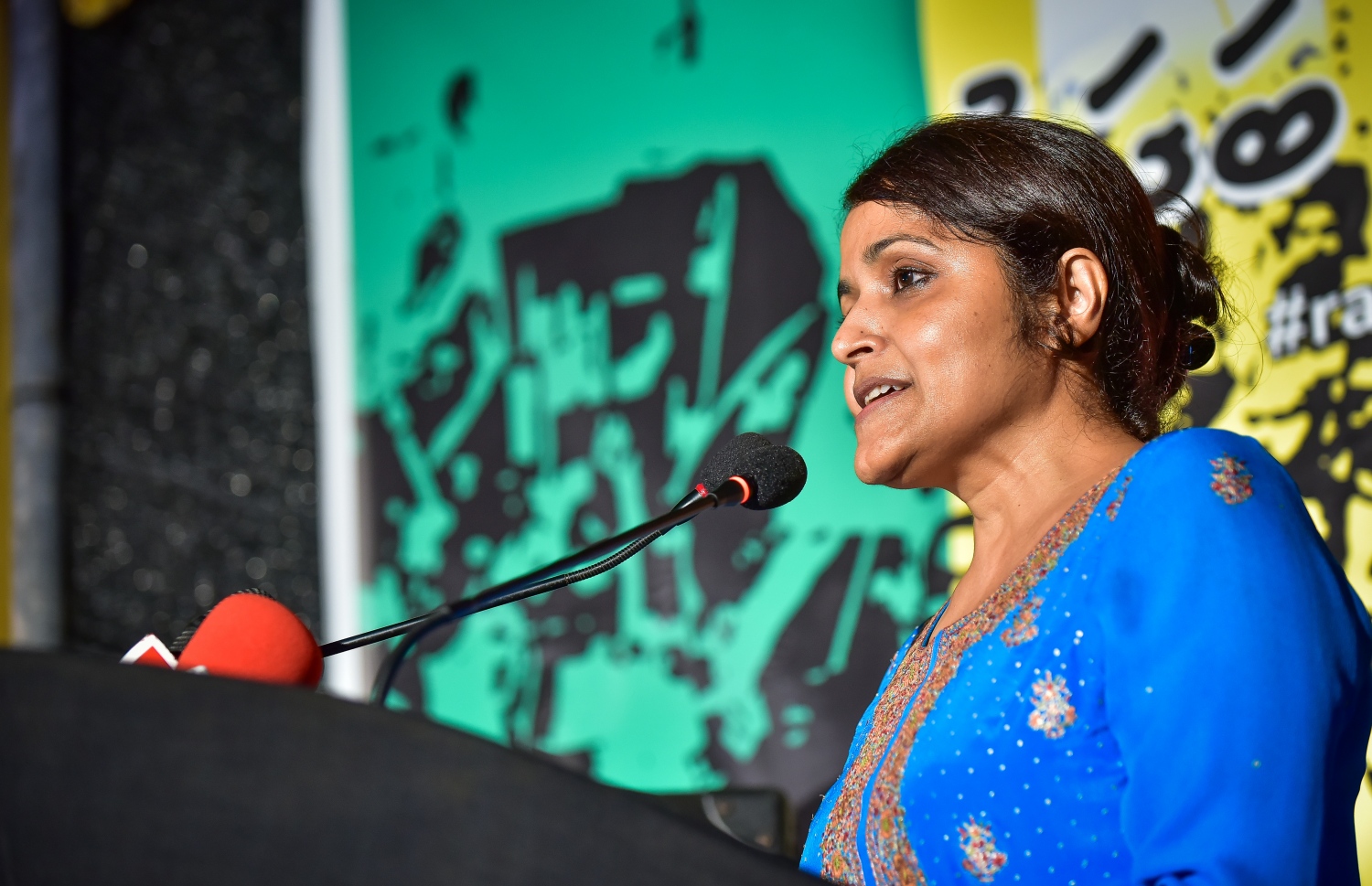 ވިލިމާލެ: ޑިސެމްބަރު 14، 2017- އިދިކޮޅު ހަރަކާތުން މި ރަށުގައި ބޭއްވި ބައްދަލުވުމުގައި، ކުރީގެ ރައީސް މައުމޫން އަބްދުލް ގައްޔޫމްގެ ދަރިކަނބަލުން ޔުމްނާ މައުމޫން ވާހަކަ ދައްކަވަނީ.---ފޮޓޯ: ނިޝާން އަލީ/މިހާ