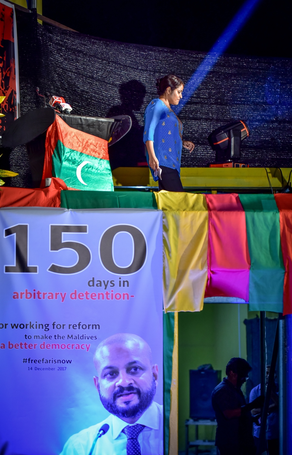 ވިލިމާލެ: ޑިސެމްބަރު 14، 2017- އިދިކޮޅު ހަރަކާތުން މި ރަށުގައި ބޭއްވި ބައްދަލުވުމުގައި، ކުރީގެ ރައީސް މައުމޫން އަބްދުލް ގައްޔޫމްގެ ދަރިކަނބަލުން ޔުމްނާ މައުމޫން ވާހަކަ ދެއްކެވުމަށް ފަހު ވަޑައިގަންނަވާއިރު، އޭނާގެ ކޮއްކޯފުޅު ދިއްގަރު ދާއިރާގެ މެމްބަރު ފާރިސް މައުމޫން ހުކުމަކާ ނުލައި ޖަލު ބަންދުކޮށްފައި ހުންނަތާ 150 ދުވަސް ވުމާ ގުޅިގެން އެކަމުގެ ހިތާމައިގައި ބެނާއެއް ދަމާފައި.---ފޮޓޯ: ނިޝާން އަލީ/މިހާރު