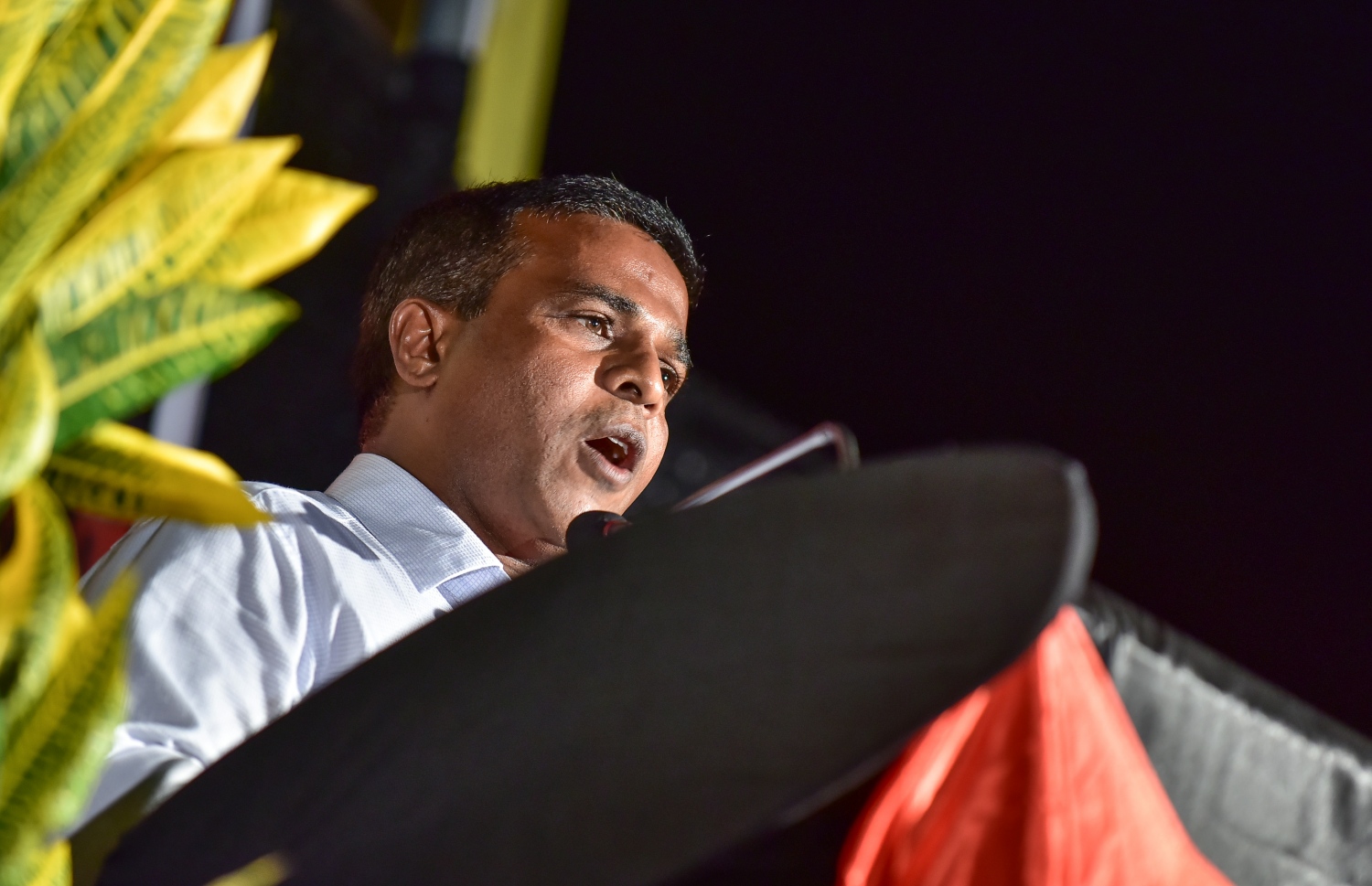 ވިލިމާލެ: ޑިސެމްބަރު 14، 2017- އިދިކޮޅު ހަރަކާތުން މި ރަށުގައި ބޭއްވި ބައްދަލުވުމުގައި، އެމްޑީޕީގެ ޑެޕިއުޓީ ޗެއާޕާސަން އަހުމަދު އަބްދުﷲ ވާހަކަ ދައްކަވަނީ.---ފޮޓޯ: ނިޝާން އަލީ/މިހާރު