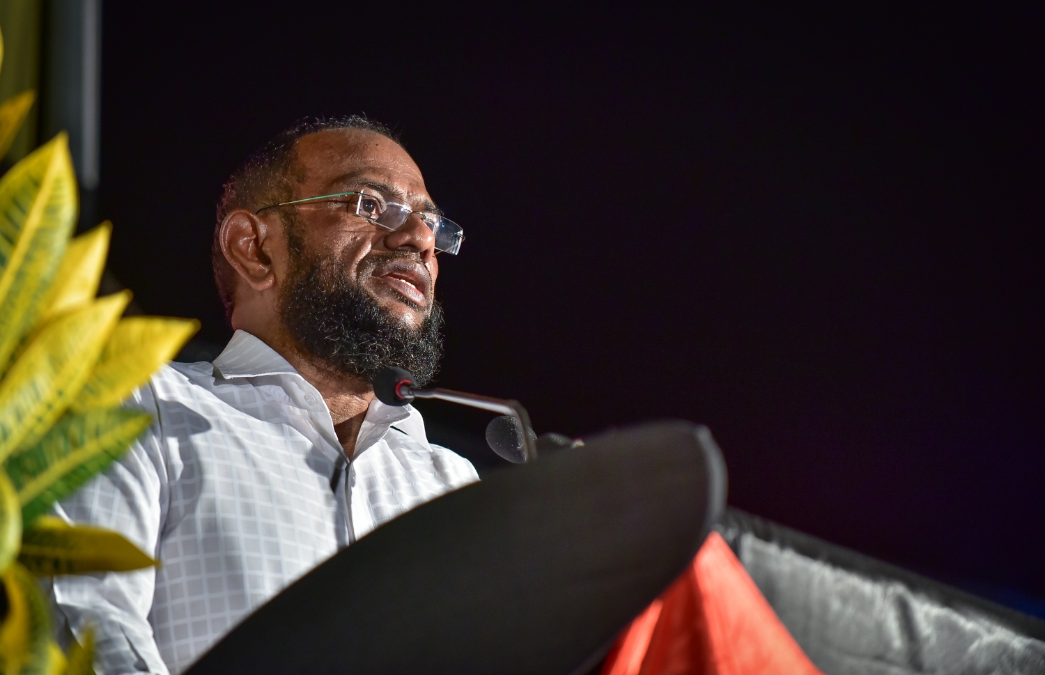 ވިލިމާލެ: ޑިސެމްބަރު 14، 2017- އިދިކޮޅު ހަރަކާތުން މި ރަށުގައި ބޭއްވި ބައްދަލުވުމުގައި، އަދާލަތު ޕާޓީގެ އިލްމުވެރިންގެ މަޖިލީހުގެ މެމްބަރު އަދި ކުރީގެ ރައީސް މުހައްމަދު ނަޝީދުގެ ސަރުކާރުގެ އިސްލާމިކް އެފެއާޒް މިނިސްޓަރު ޑރ. އަބްދުލް މަޖީދު އަބްދުލް ބާރީ ވާހަކަ ދައްކަވަނީ.---ފޮޓޯ: ނިޝާން އަލީ/މިހާރު