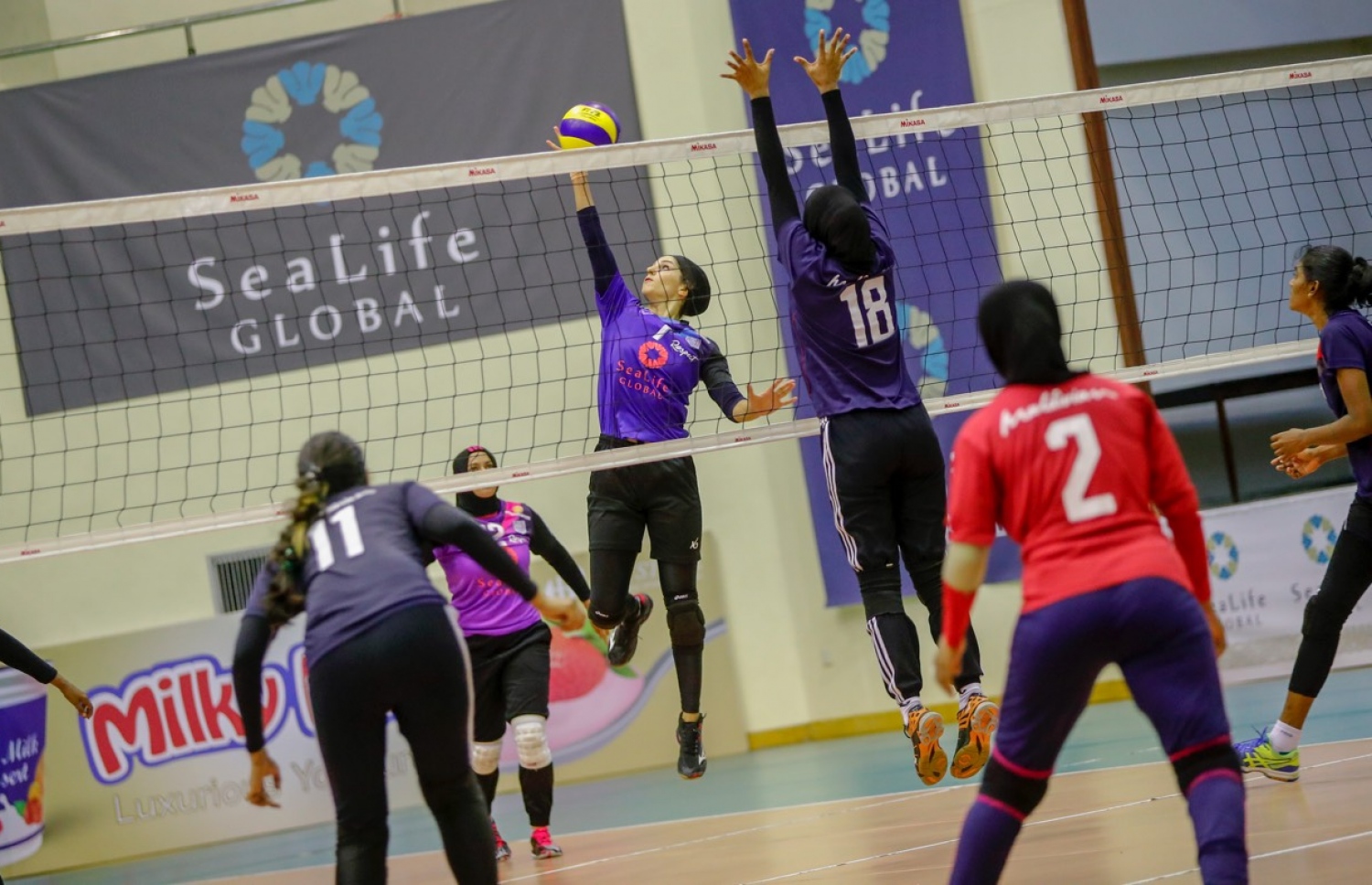 މޯލްޑިވިއަން އާއި ޕޮލިސް އިއްޔެ ކުޅުނު މެޗުގެ ތެރެއިން.-- ފޮޓޯ: މުހައްމަދު އަހުސަން/ ރެޑްބުލްކޮންޓެންޓްޕޫލް