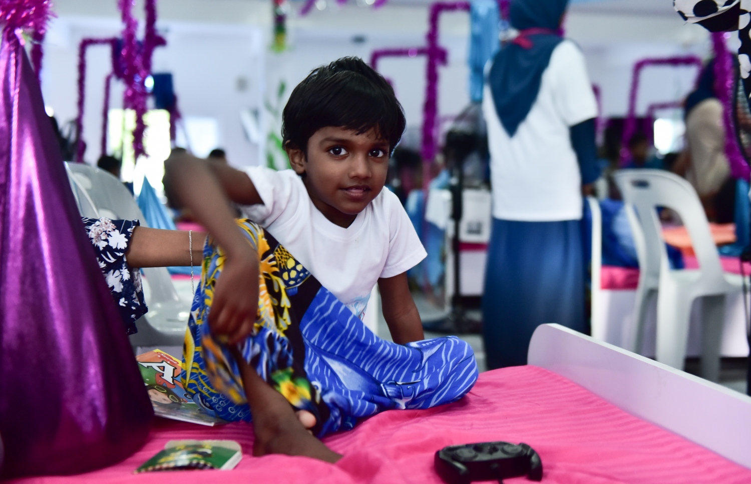 ހިތާނުކޮށްފައިވާ ކުއްޖަކު އެނދުމަތީގައި އިށީނދެލައިގެން: މި ފެސްޓިވަލުގެ އިންތިޒާމުތަކާ މެދު ބެލެނިވެރިން ހިތްހަމަ ޖެހޭ-- މިހާރު ފޮޓޯ: ހުސެން ވަހީދު