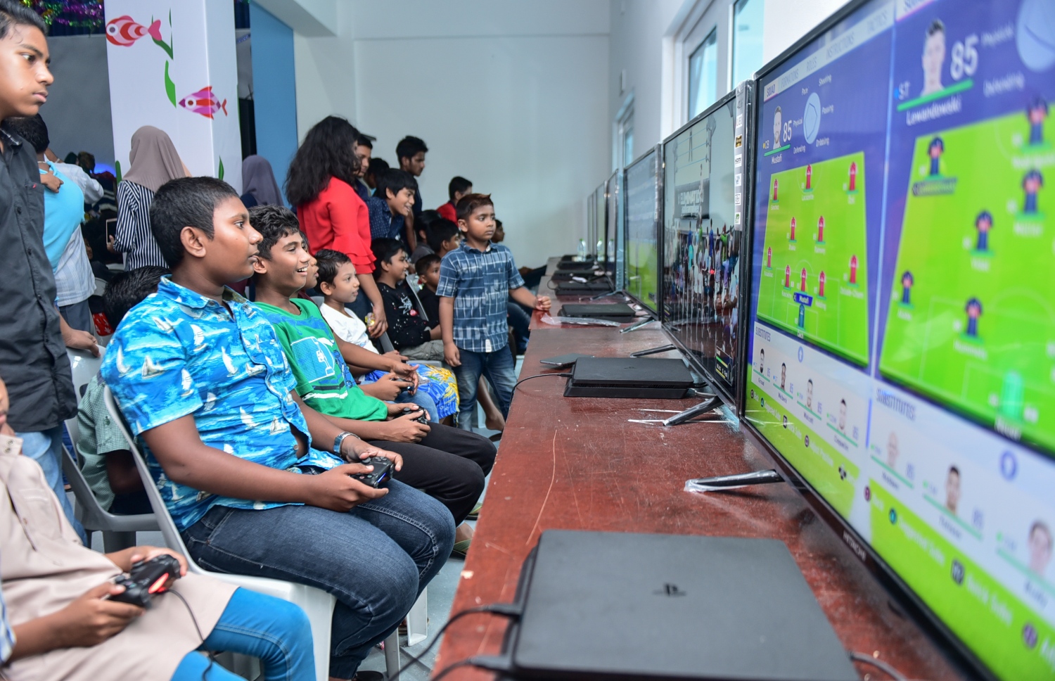 ހިތާނީ ފެސްޓިވަލުގައި ކުދިންތަކެއް ގޭމް ކުޅެނީ: ކުދިން ހިތްހަމަޖެއްސުމަށް ގިނަ ހަރަކާތްތަކެއް މިތަނުގައި ކުރިއަށް ގެންދޭ-- މިހާރު ފޮޓޯ: ހުސެން ވަހީދު