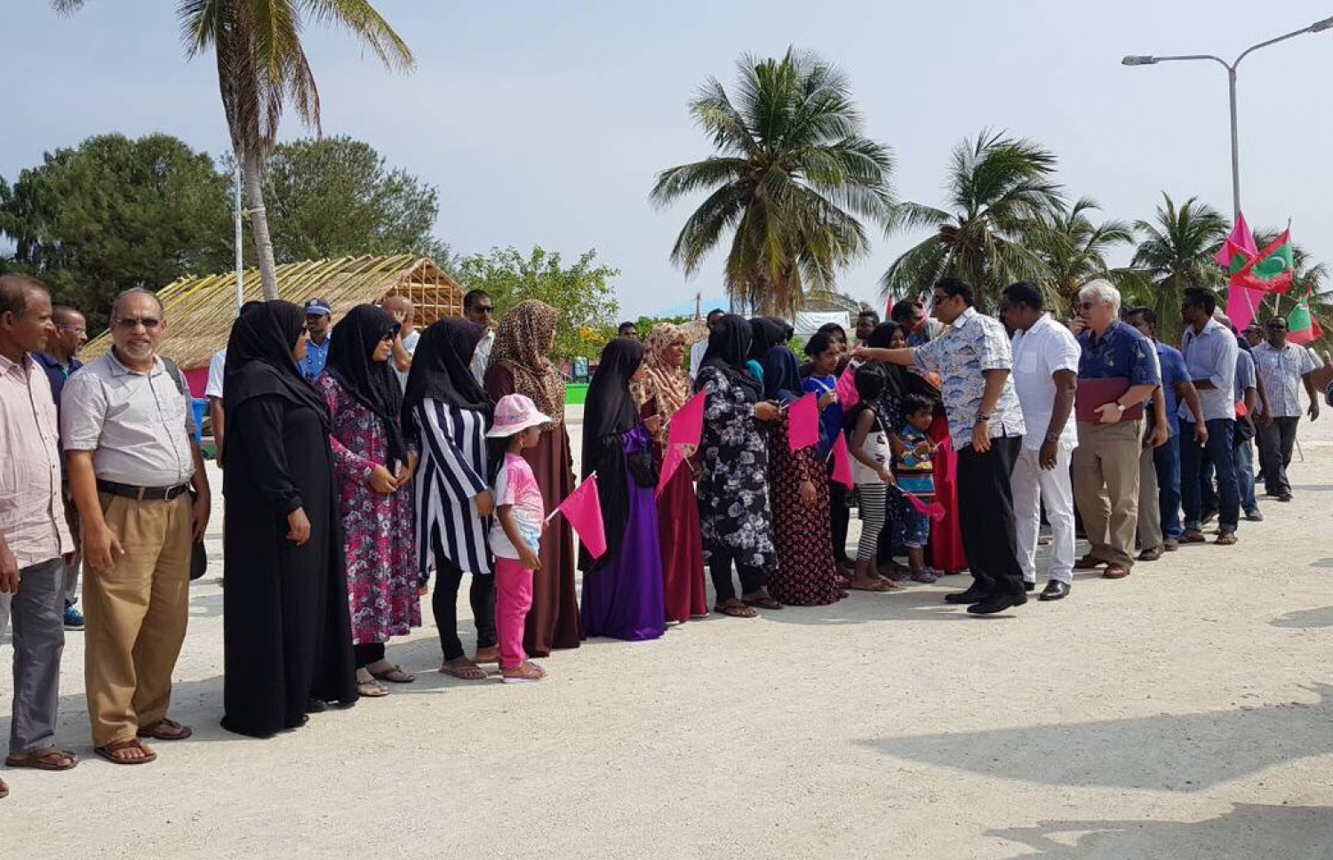 ފިޝަރީޒް މިނިސްޓަރު ޝައިނީ މިއަދު އިހަވަންދު އަށް ވަޑައިގަތުމުން އެ ރަށުން އޭނާ އަށް މަރުހަބާ ދަންނަވަނީ