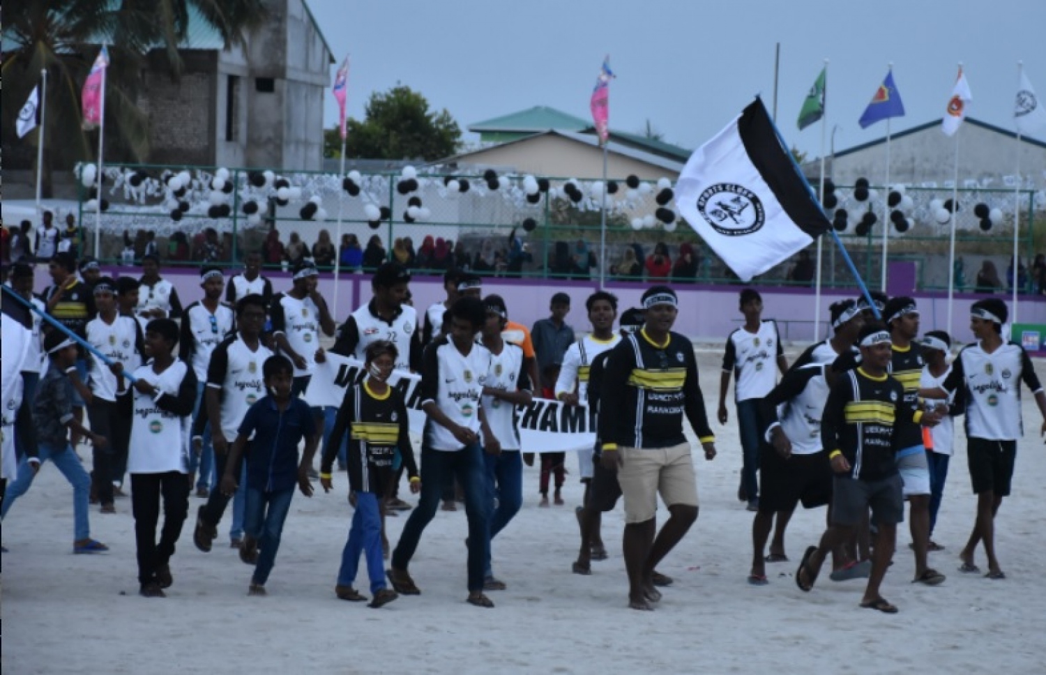 ބްލެކް ޒީނޯގެ ސަޕޯޓަރުން އުފާފާޅުކުރަނީ.